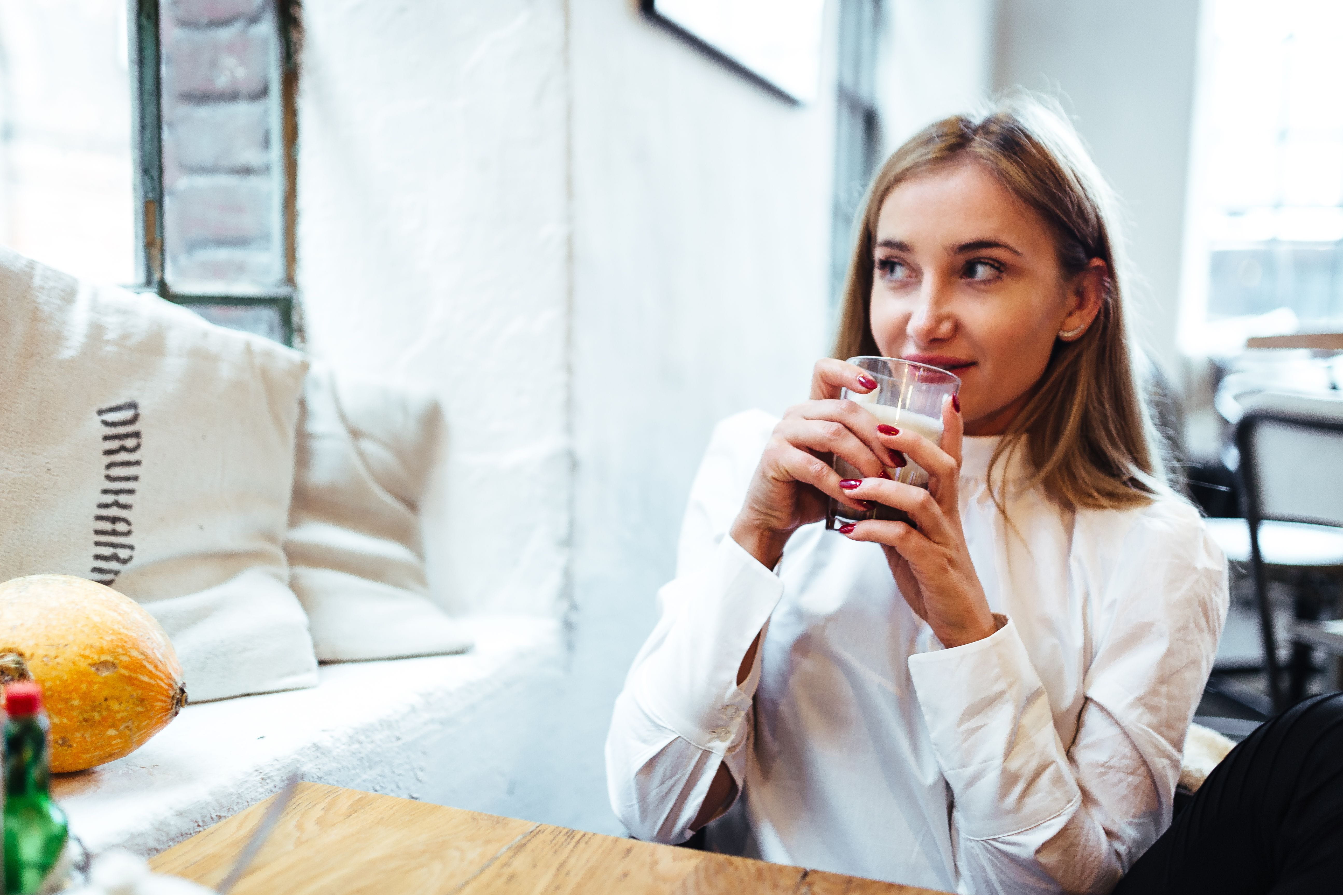 looking, beauty, beautiful woman, drinking, 5K, bistro, portrait, young Women, food, caucasian Ethnicity, relaxation, blond Hair, beautiful, females, foods and Drinks, HD Wallpaper