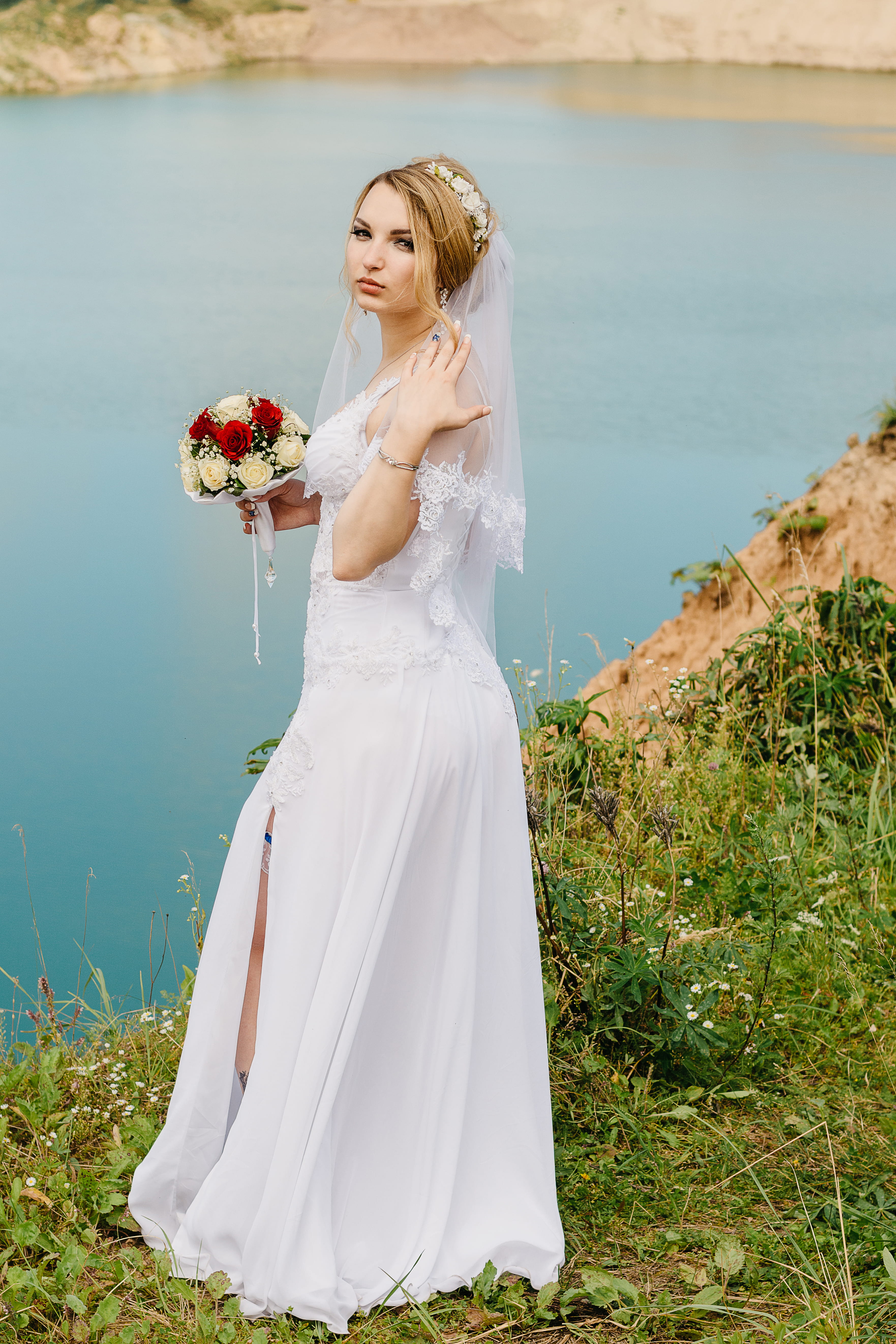 newlywed, wedding dress, cliff, elegant, wear, grass, bridal, outdoors, lifestyles, flowering plant, adult, bouquet, young, gown, photoshoot, white dress, Phone HD Wallpaper