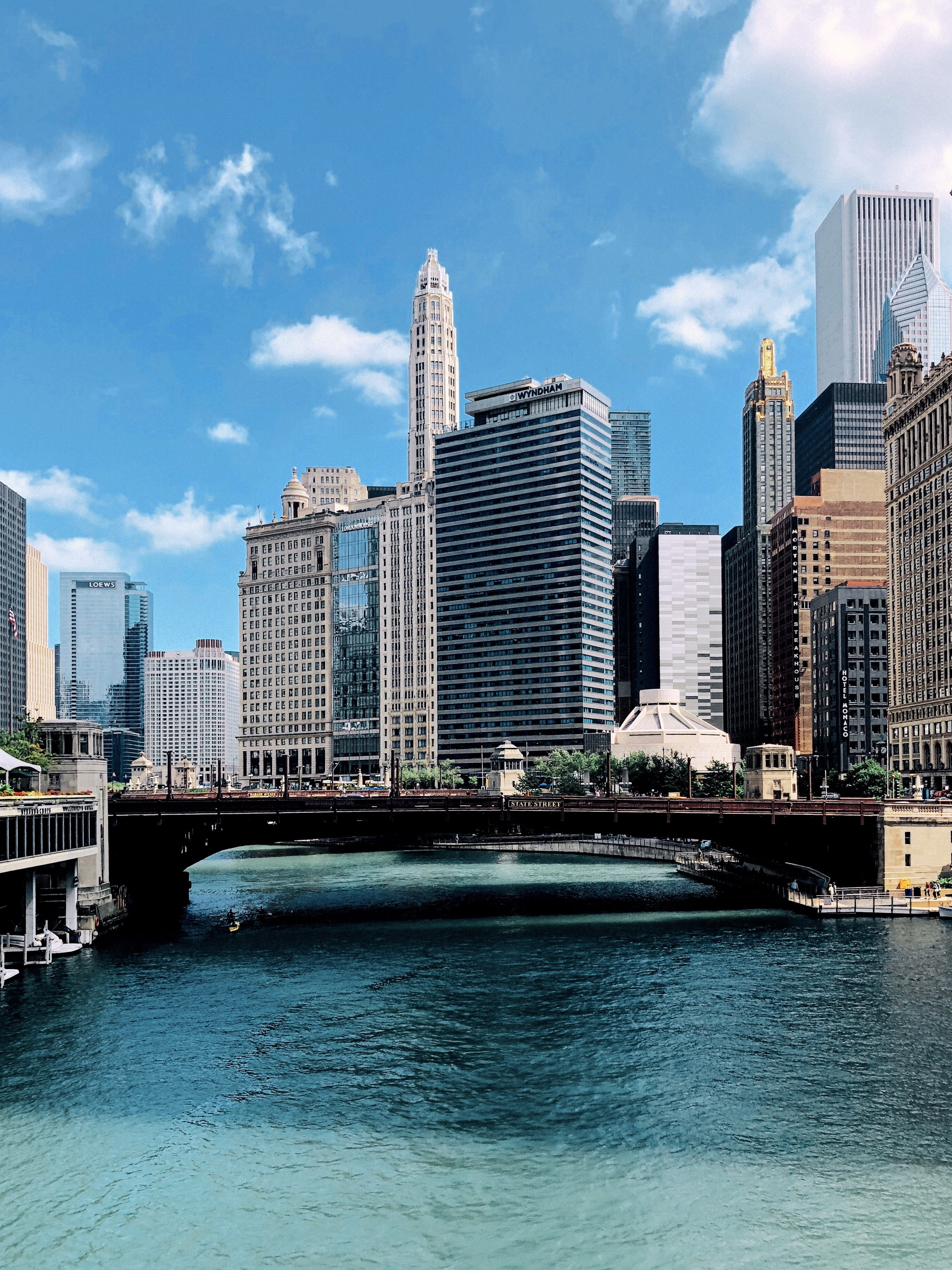 chicago, city, high, outdoors, daytime, tall - high, day, office building exterior, urban, architectural, downtown, river, sky, cityline, no people, housing, Phone HD Wallpaper