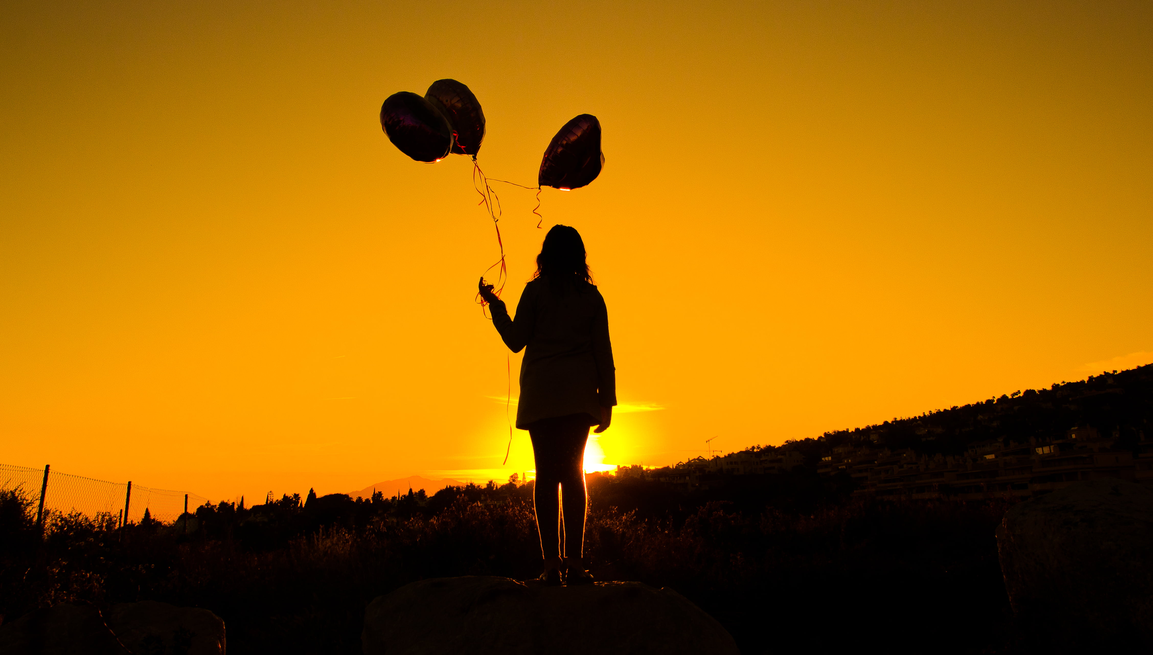 fotografia, pic, photographer, sun, sunset, de, balloon, silueta, one Person, corazones, silhouette, photo, mountain, imagen, horizon, woman, nature, libertad, HD Wallpaper