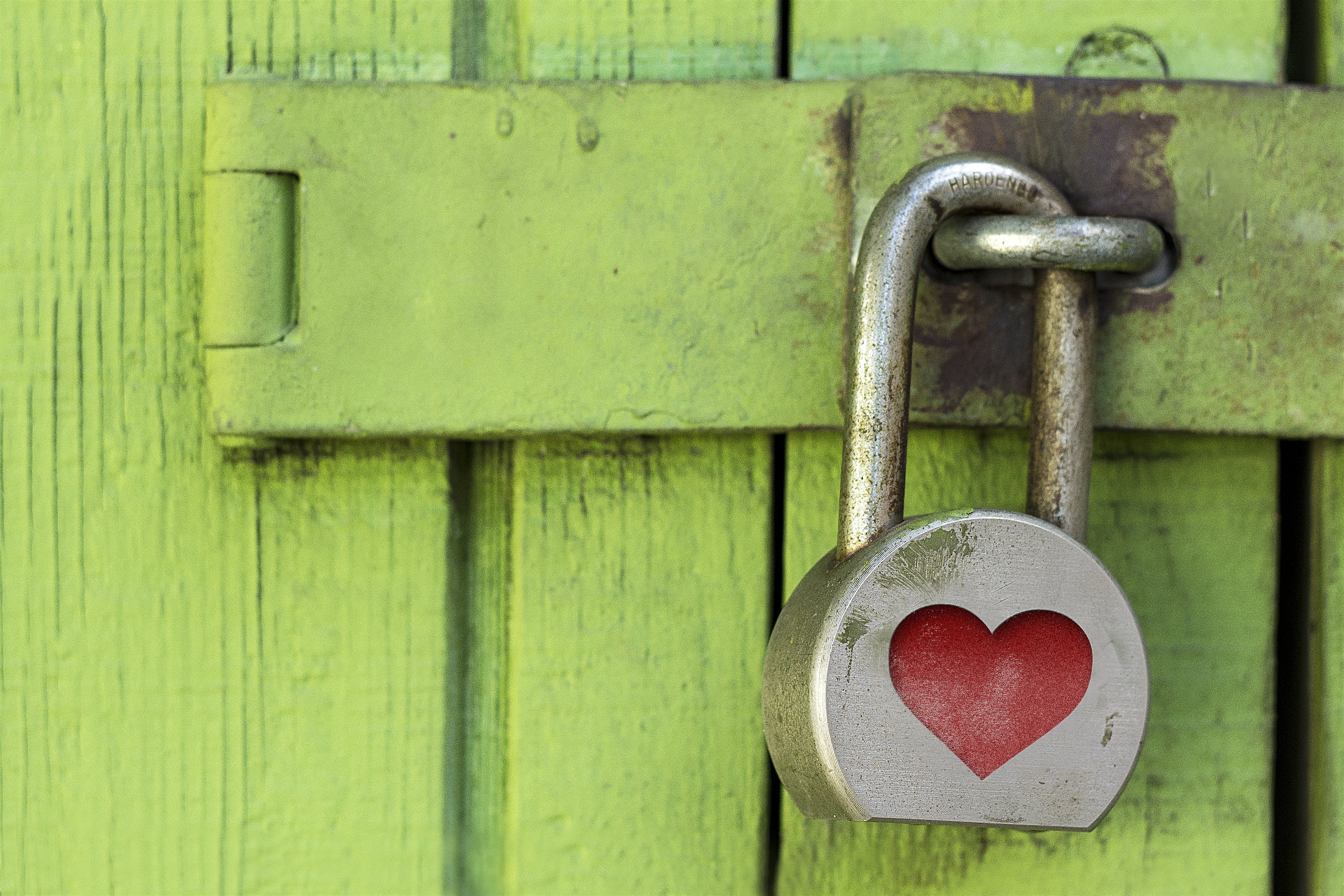 corrode, positive emotion, heart Shape, aged, rust, closed, oxidization, aging, safety, rusty, hanging, no people, protection, green color, weathered, privacy, HD Wallpaper