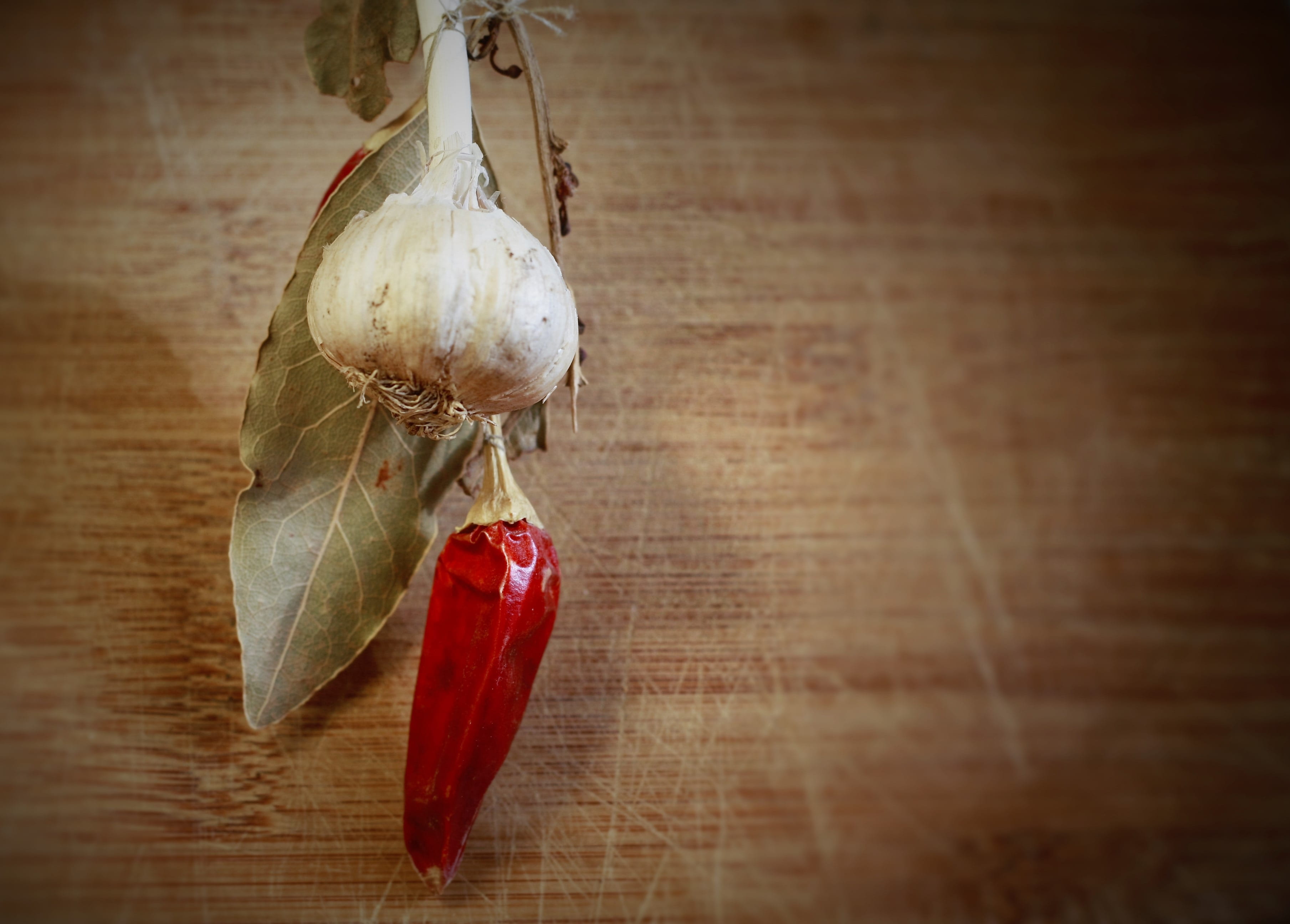 still life, snack, vitamin, freshness, meal, anti-oxidant, 2K, food and drink, wood - material, vegetarian, red chili pepper, eating, no people, garlic, HD Wallpaper