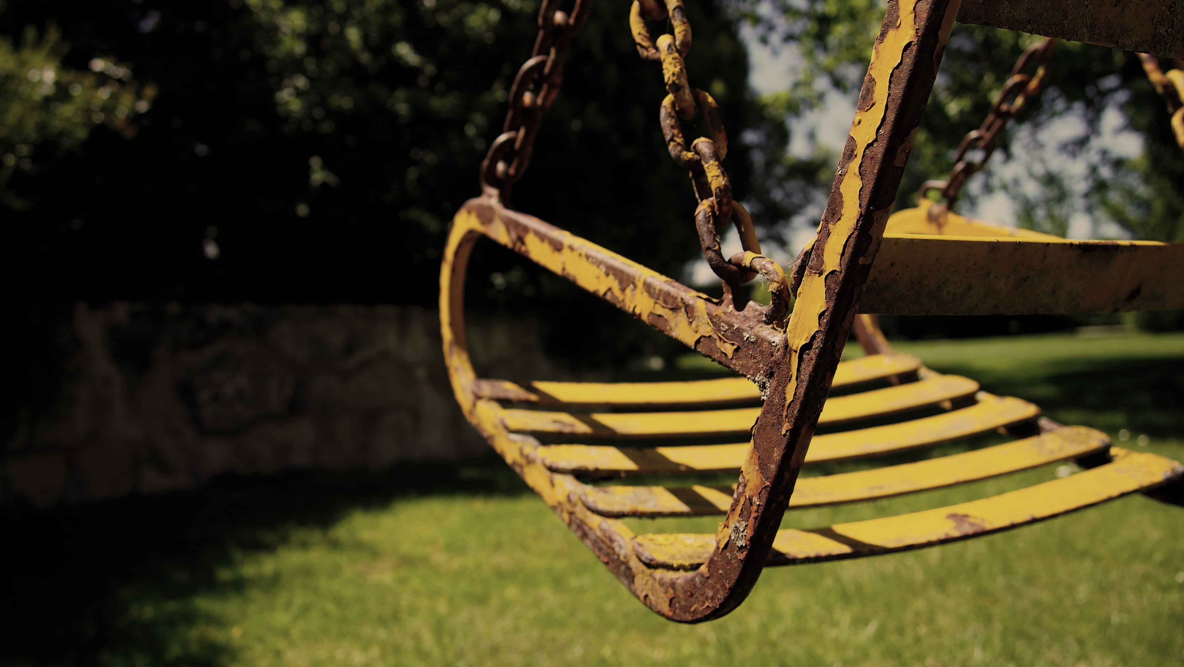 wood - material, oxide, memories, outdoors, nature, 4K, tree, photo, hanging, weathered, metal, sunlight, chain, grass, swing, old, childhood, memory, HD Wallpaper