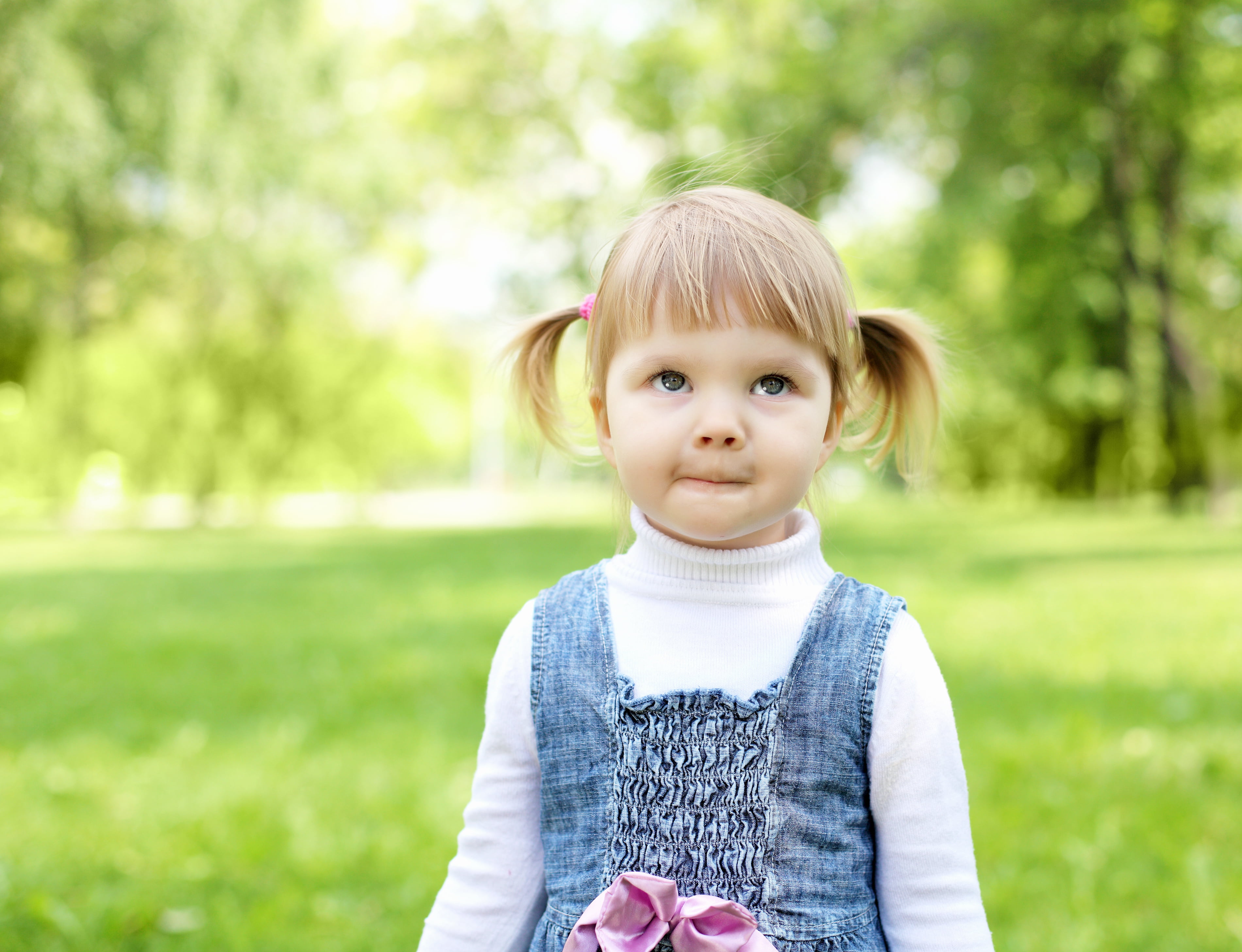 trees, lifestyles, style, beautiful, childhood, real people, happy, innocence, happiness, grass, blonde little girl, top, blond hair, Park, stylish little girl, HD Wallpaper