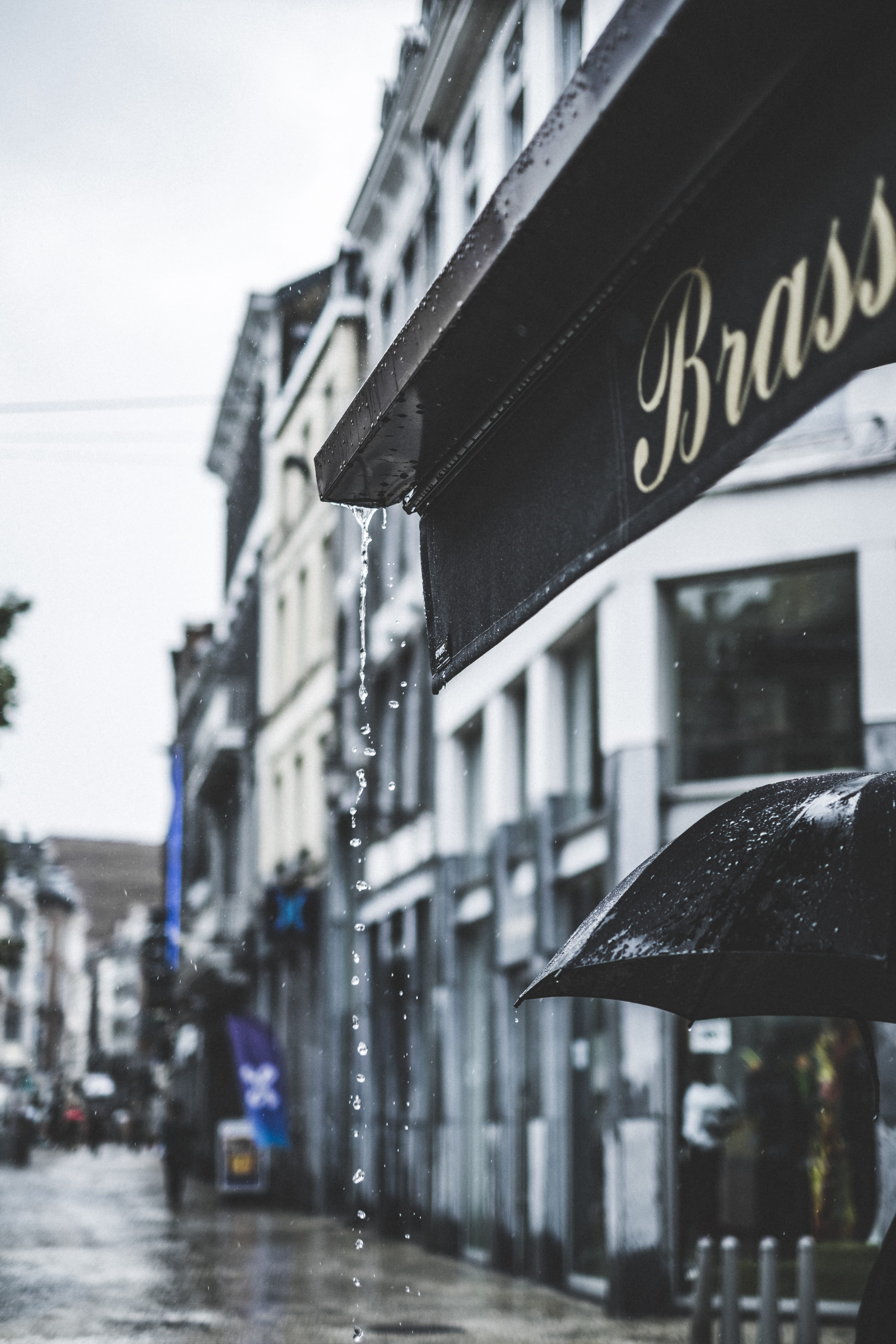 snowing, photography, street view, streetphotography, awning, close, selective, wet, brass, building exterior, color, umbrella, rainy season, nature, monsoon, Phone HD Wallpaper