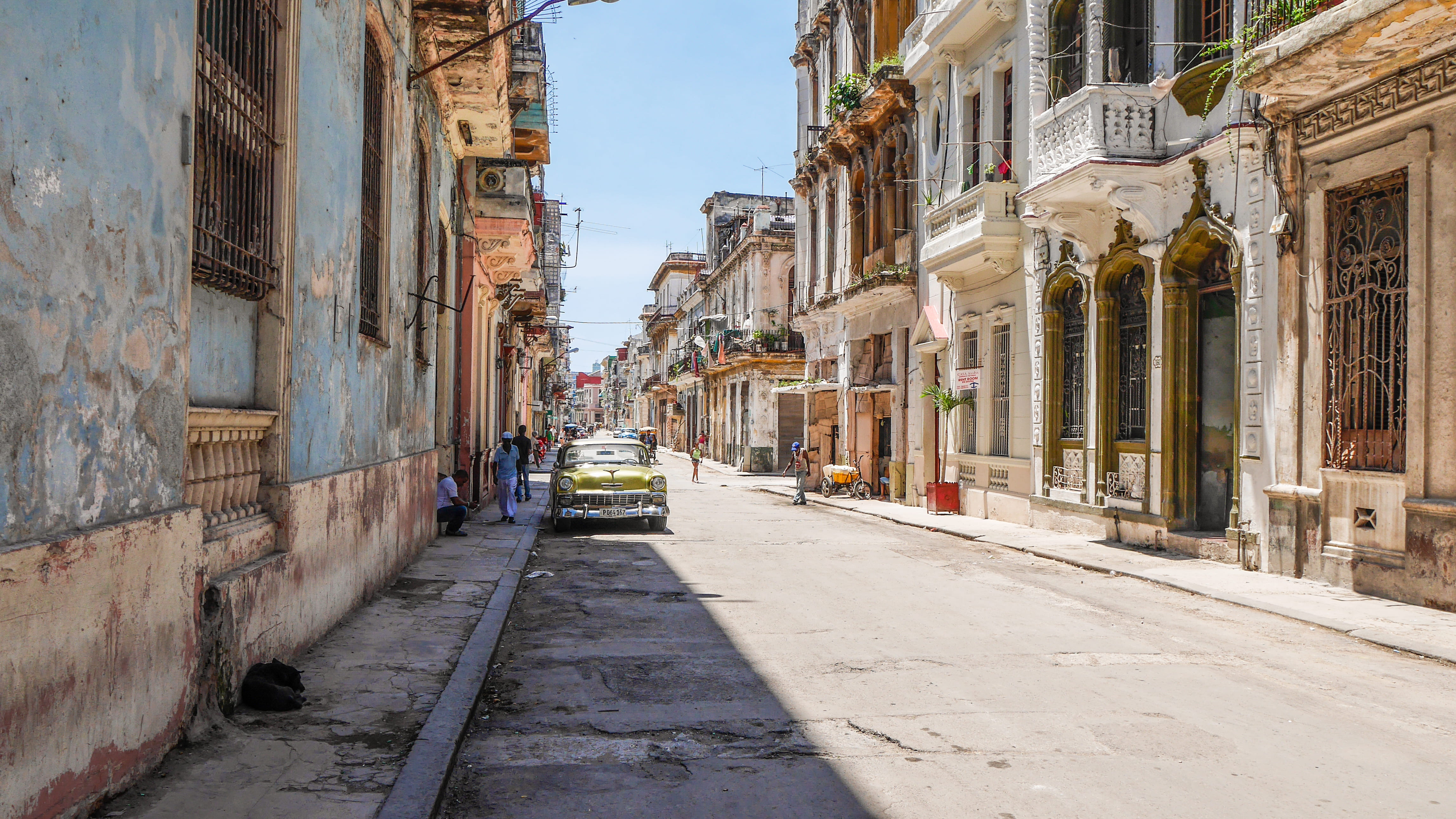 old, travel destinations, city, curb, parked, the way forward, outdoors, sidewalk, mode of transportation, car, painted, building exterior, street, sky, HD Wallpaper