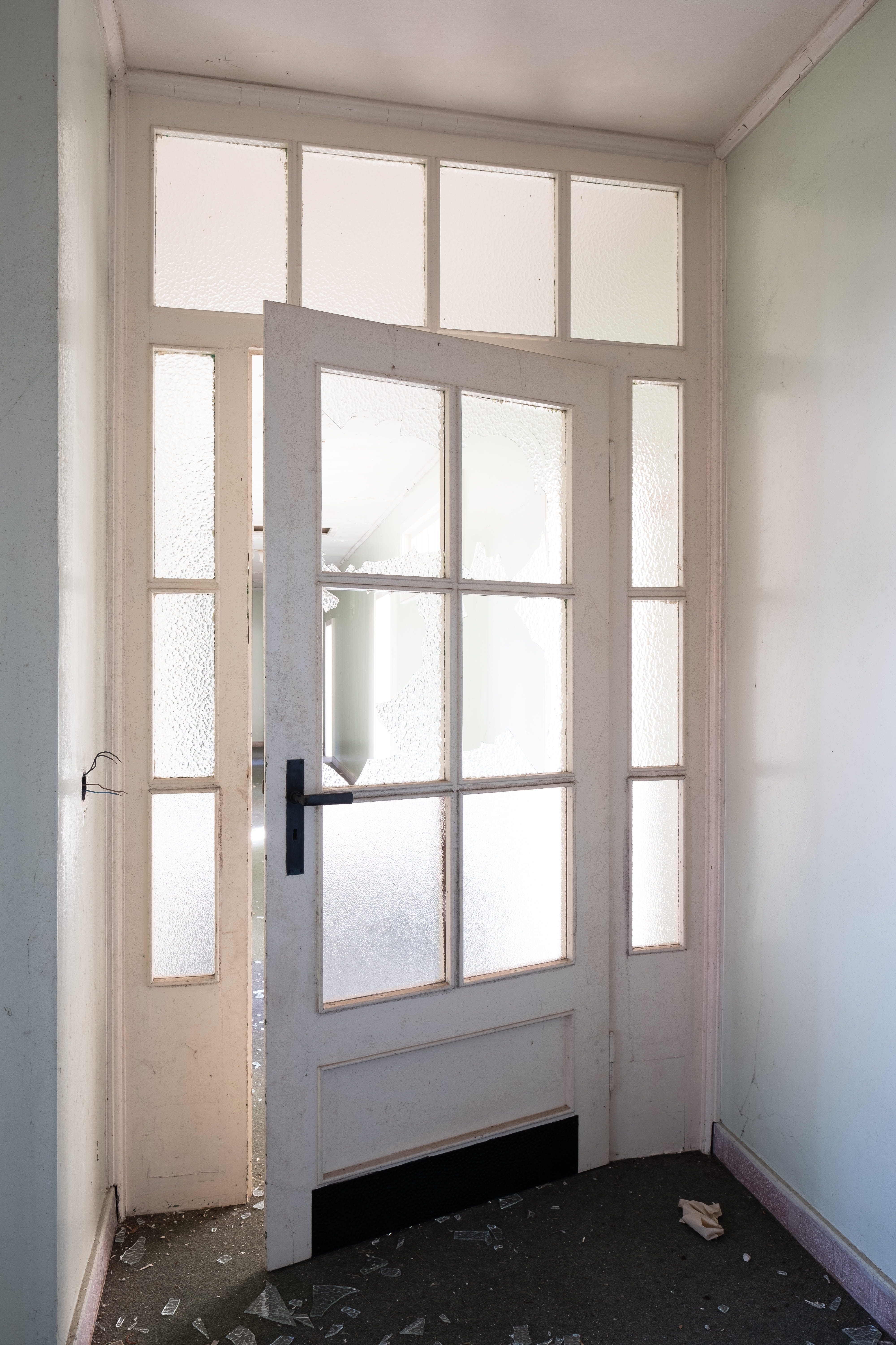 window, sunlight, vandalism, wall - building feature, home improvement, glass - material, break up, window frame, destruction, domestic room, burglary, Phone HD Wallpaper