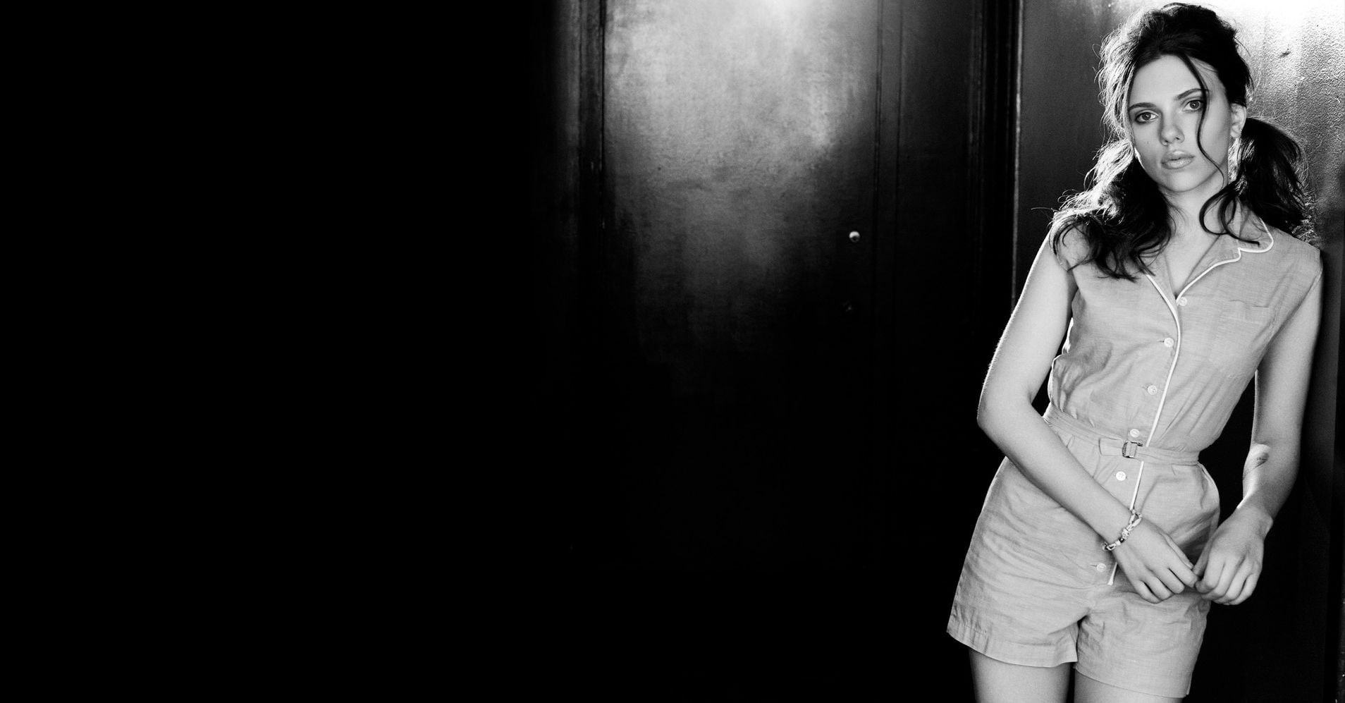 lifestyles, standing, 720P, Scarlett Johansson, beauty, front view, black background, women, young adult, real people, hairstyle, bracelets, portrait, HD Wallpaper