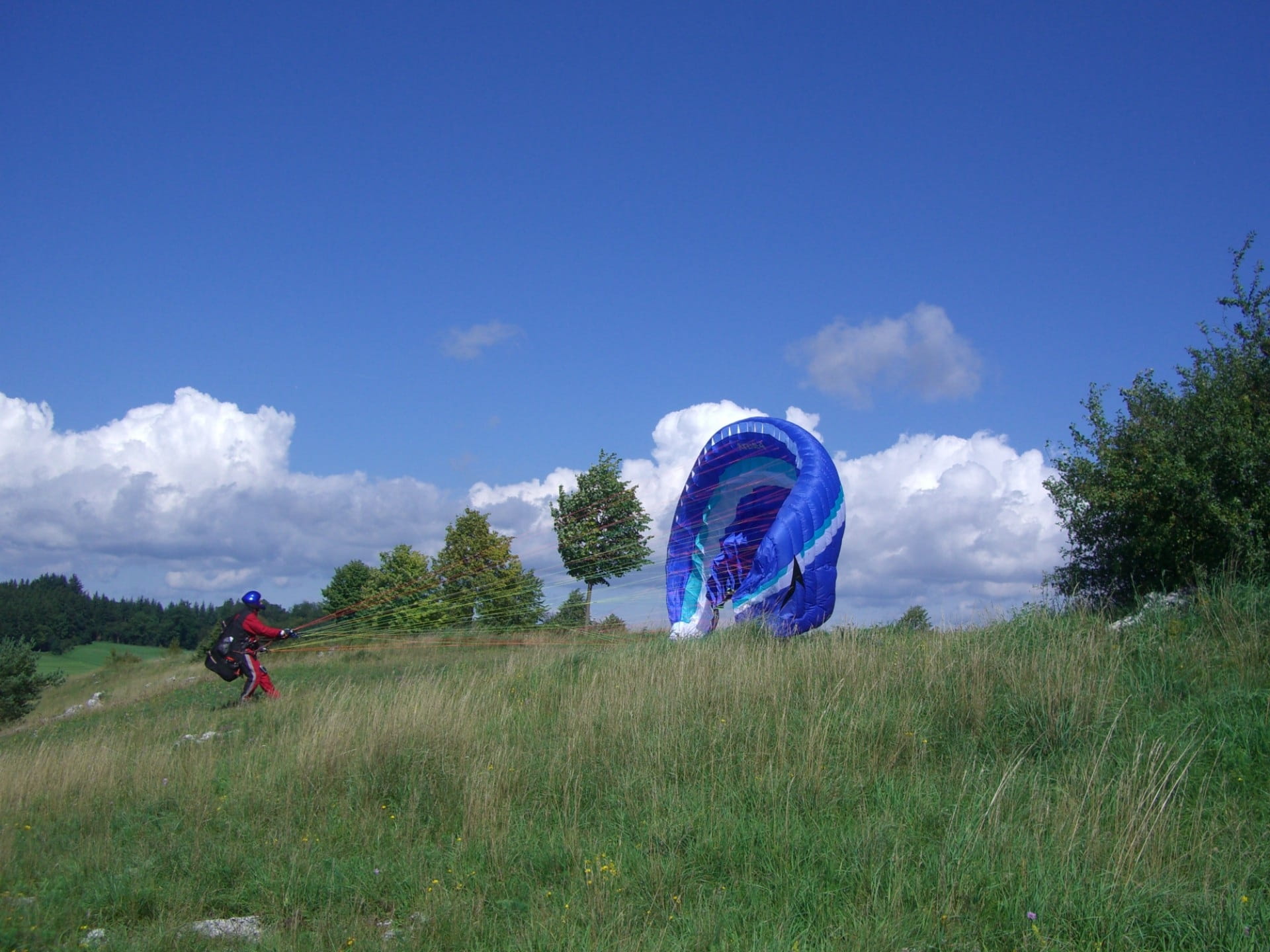 cloud - sky, tree, one person, riding, land, bicycle, Paragliding, people, plant, Pilot, transportation, start trial, floating sailing, day, castle hill, HD Wallpaper