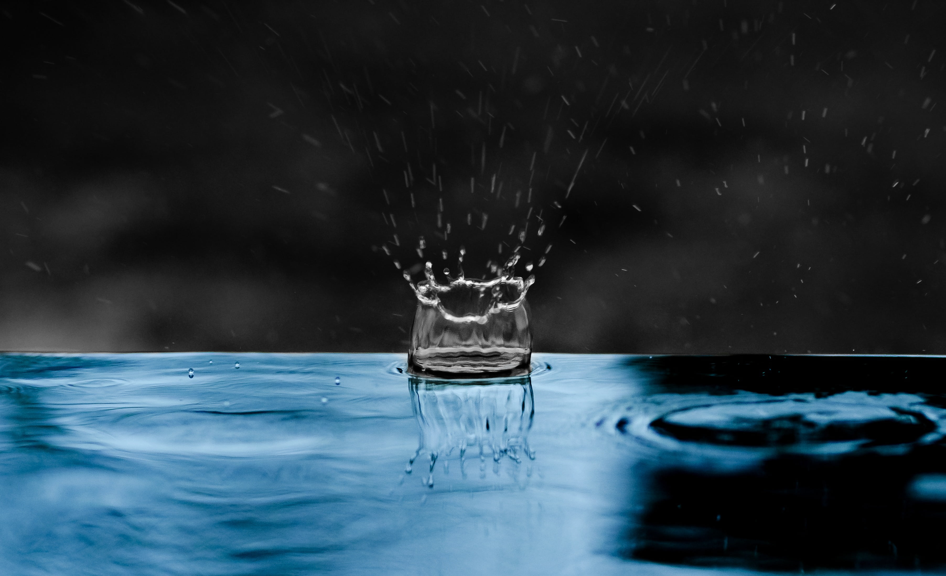 food and drink, falling water, motion, flowing, refreshment, photography, refreshing, liquid, reflection, circle, wavy, splashing droplet, lapse, rippled, HD Wallpaper