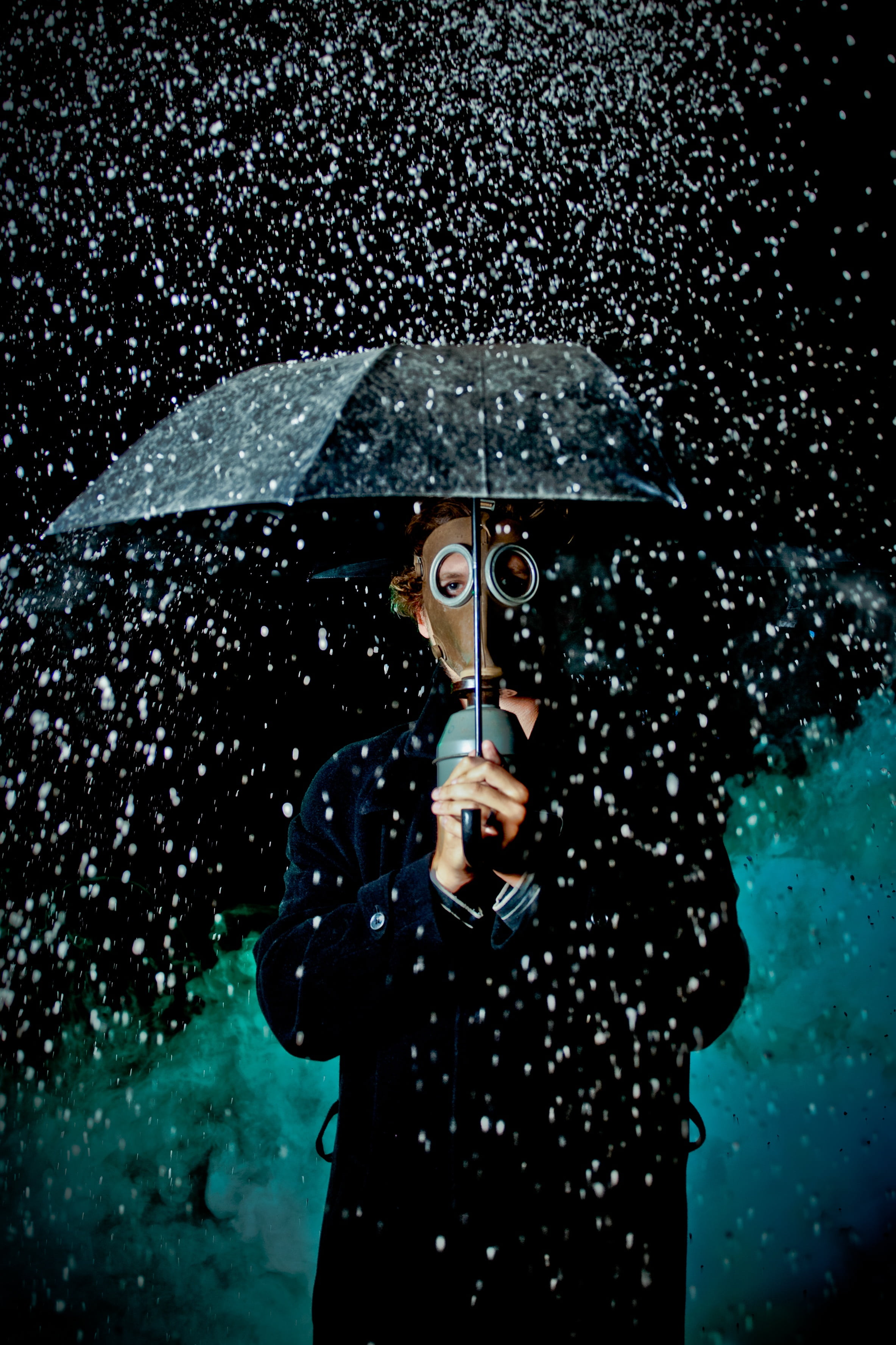 2K, protection, holding, security, water, real people, waist up, raining, person, people, standing, drop, dark, brown, three quarter length, picture, wet, Phone HD Wallpaper