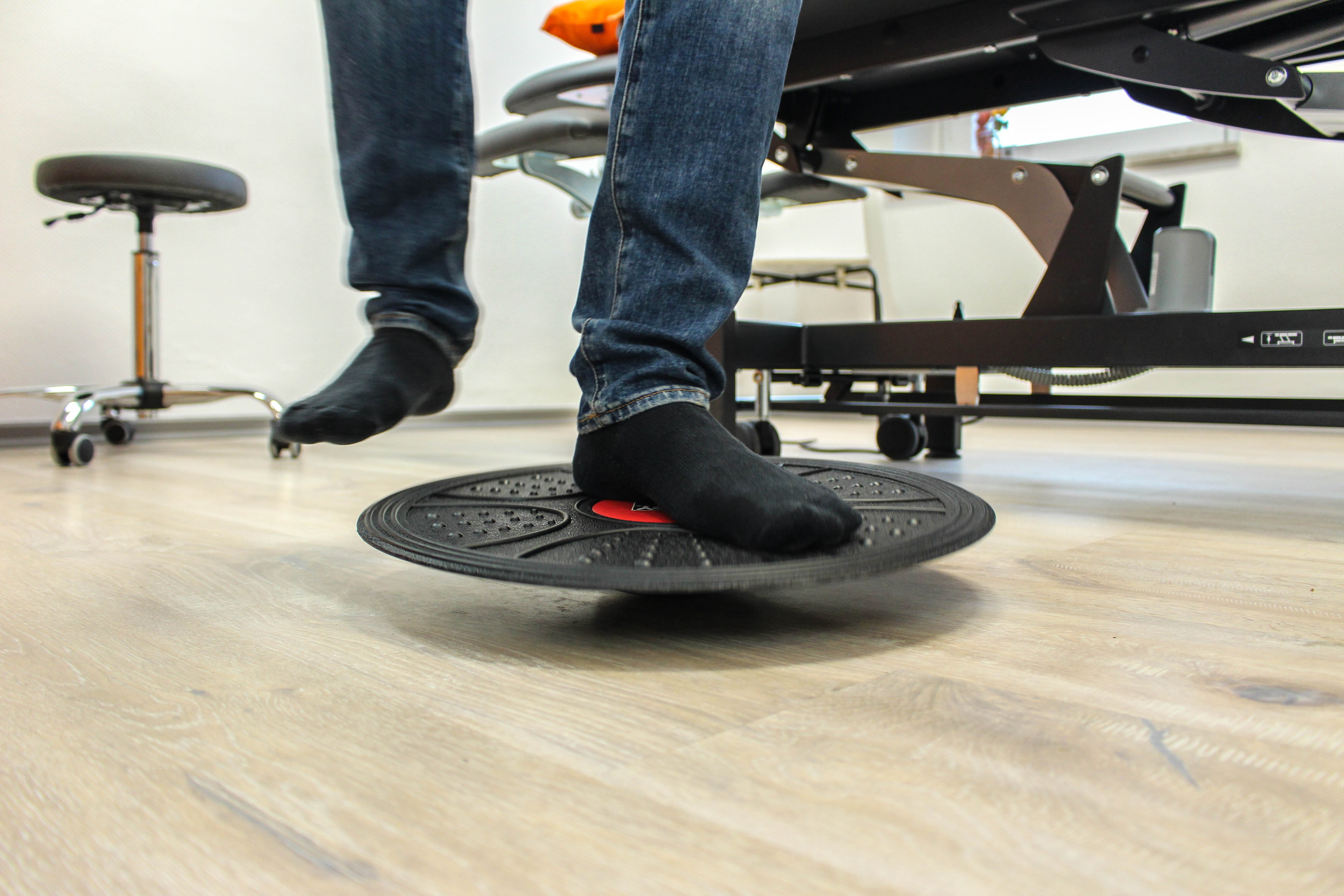 wheel, one person, skateboard, human foot, standing, motion, low section, Balance, lifestyles, casual clothing, skill, leisure activity, shoe, transportation, HD Wallpaper