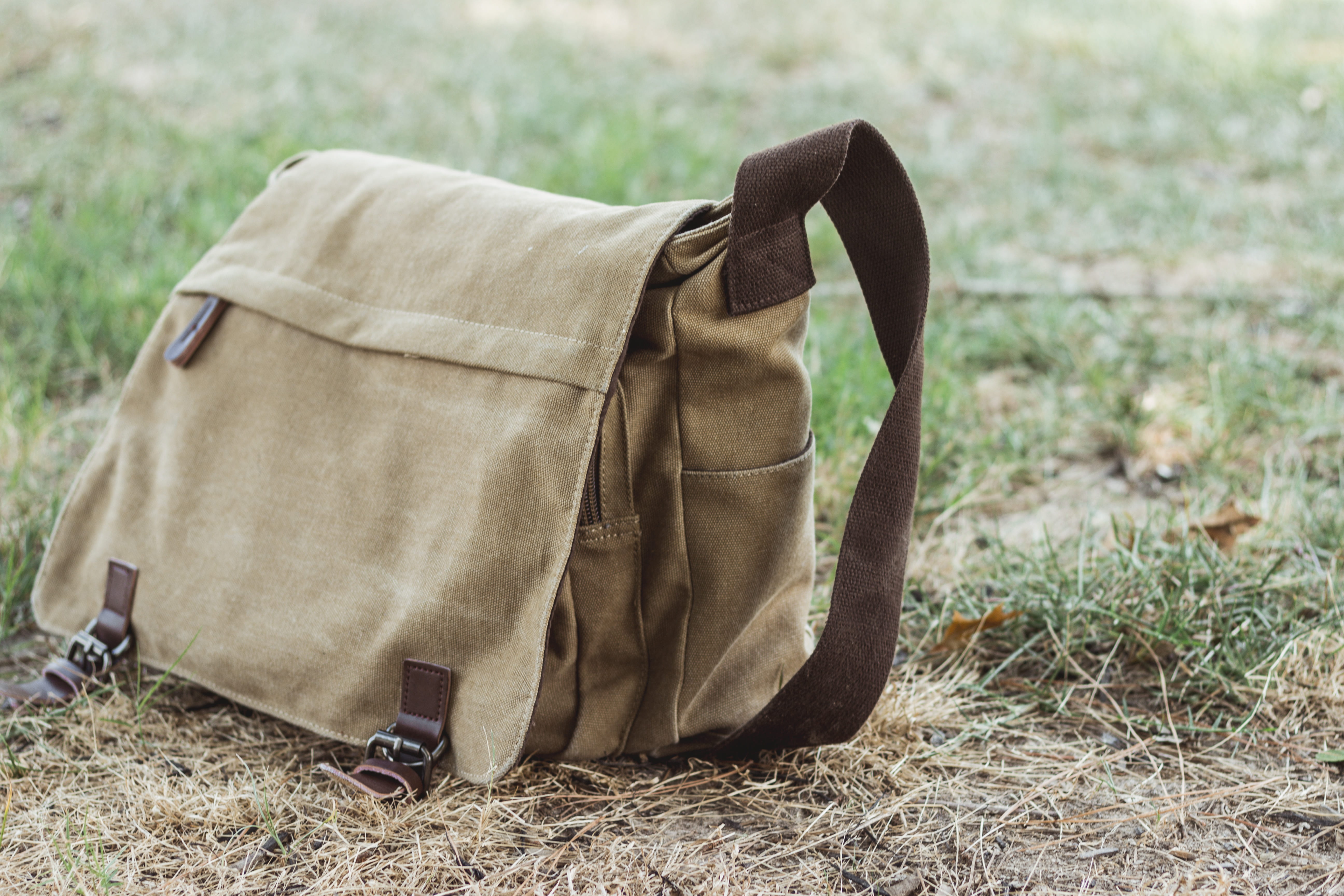 5K, closeup, single object, brown, sack, bag, personal accessory, strap, satchel, gray, no people, focus on foreground, clothing, travel, day, grass, leaving, HD Wallpaper
