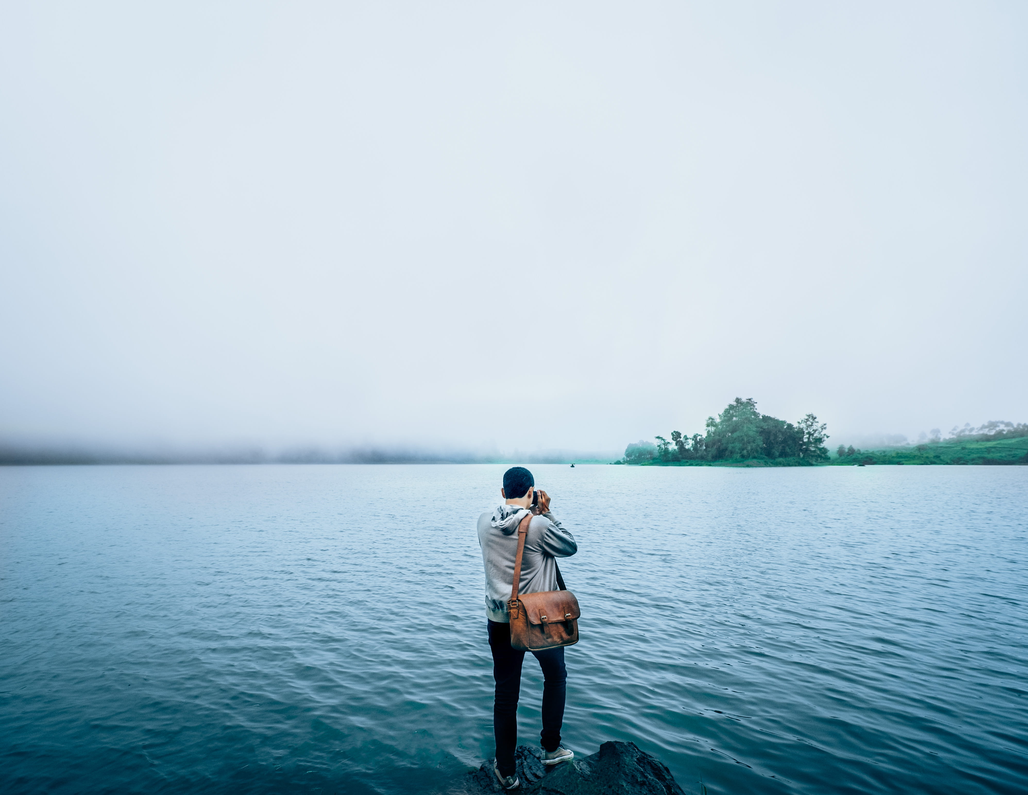 sea, saddlebag, vacations, young adult, edge, holiday, descriptive Position, color Image, adult, water, bag, brown, viewpoint, two People, people, moving Activity, HD Wallpaper