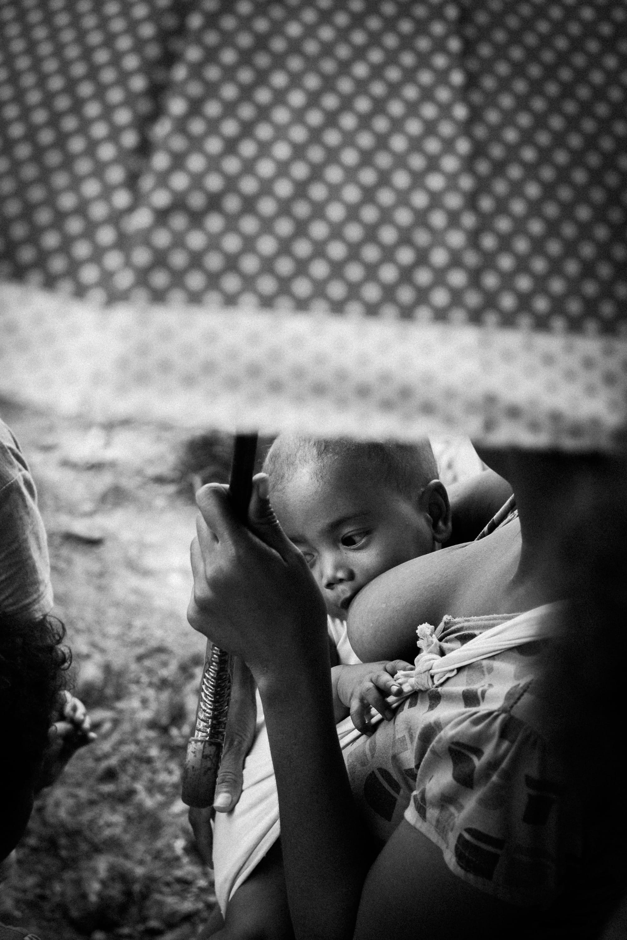 lifestyles, small, lifestyle, outdoors, childhood, baby, kid, photo, mother, style, people, mom, 2K, girls, breastfeed, boys, fashion, sling, hand, black And White, Phone HD Wallpaper