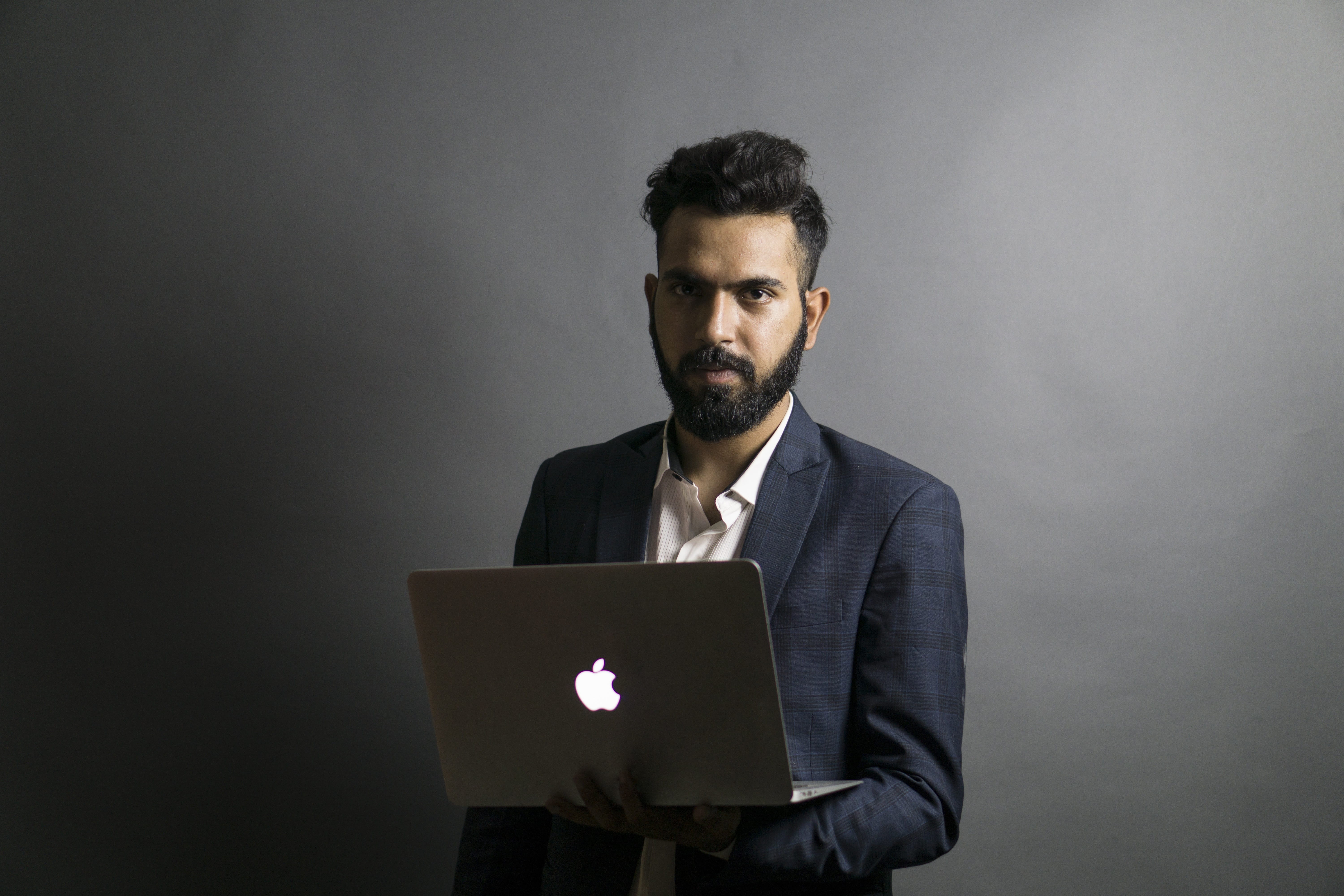 training, lifestyle, entrepreneurship, corporate, speaker, indoors, professional, 5K, gray background, digital marketing, gray, standing, beard, man, educator, HD Wallpaper