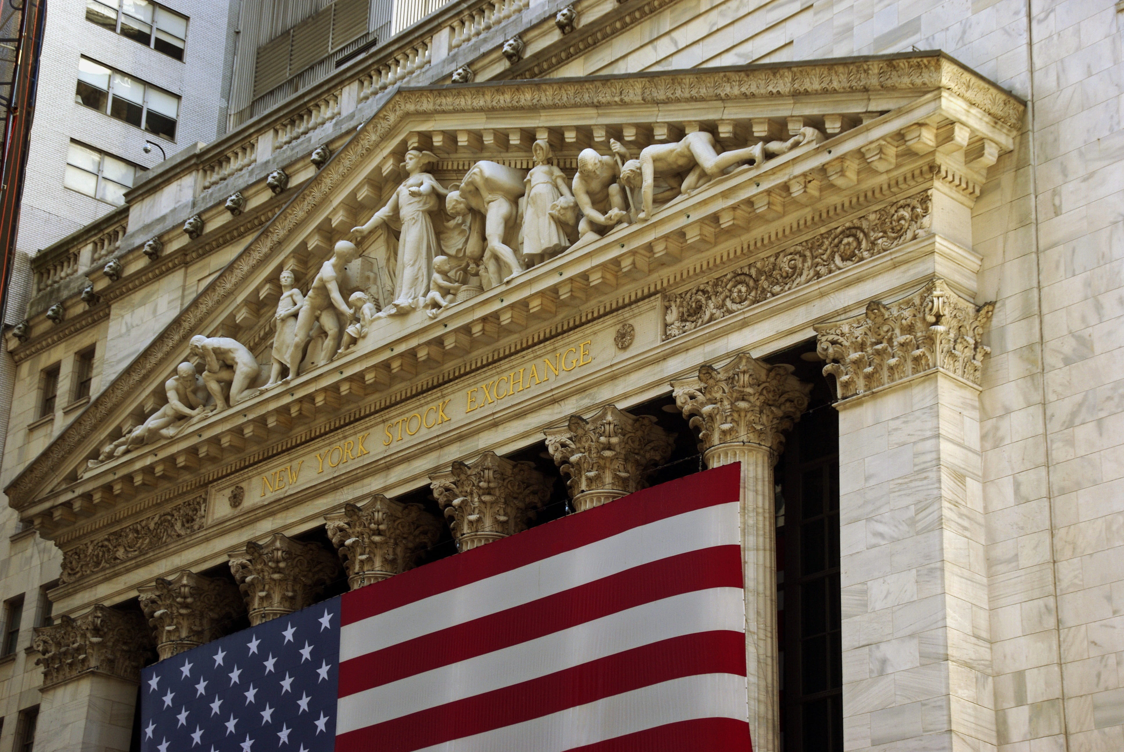 New York, building exterior, scholarship, architectural column, pediment, flag, the past, patriotism, sculpture, Manhattan, low angle view, trade, history, HD Wallpaper