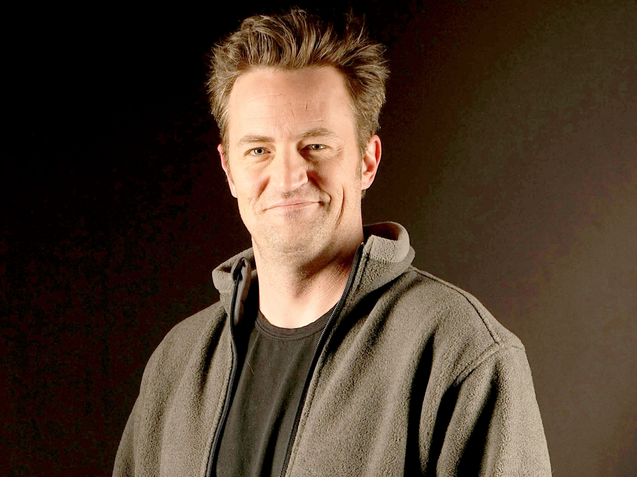 men, emotion, black background, hairstyle, 2K, beautiful people, Matthew perry, adult, Actor, one person, colored background, indoors, hair, portrait, HD Wallpaper