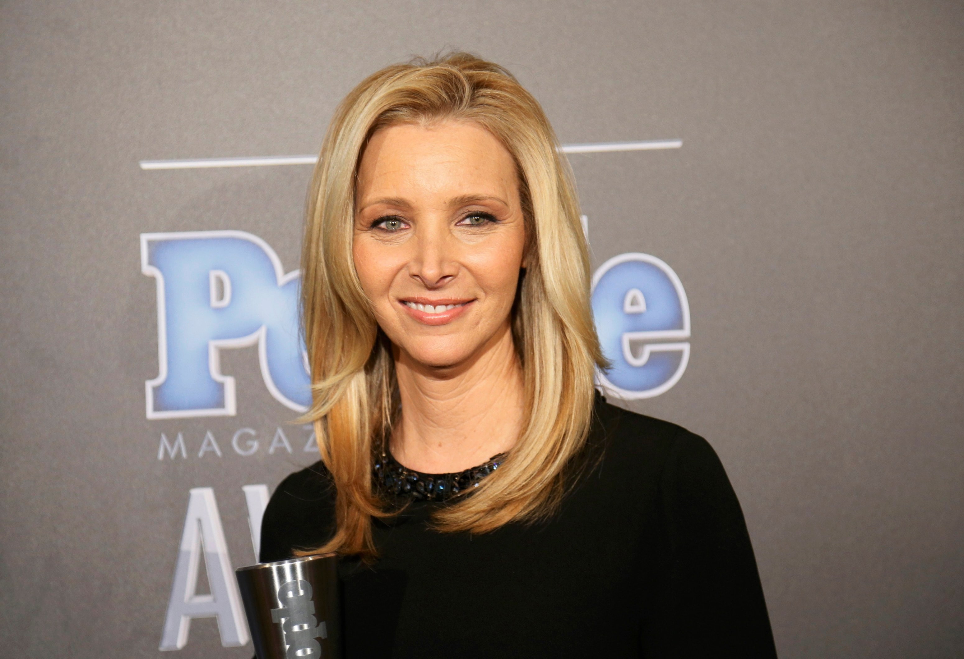 one person, sign, smiling, adult, looking at camera, hair, lisa kudrow, cheerful, business, indoors, women, beautiful woman, hairstyle, toothy smile, portrait, HD Wallpaper