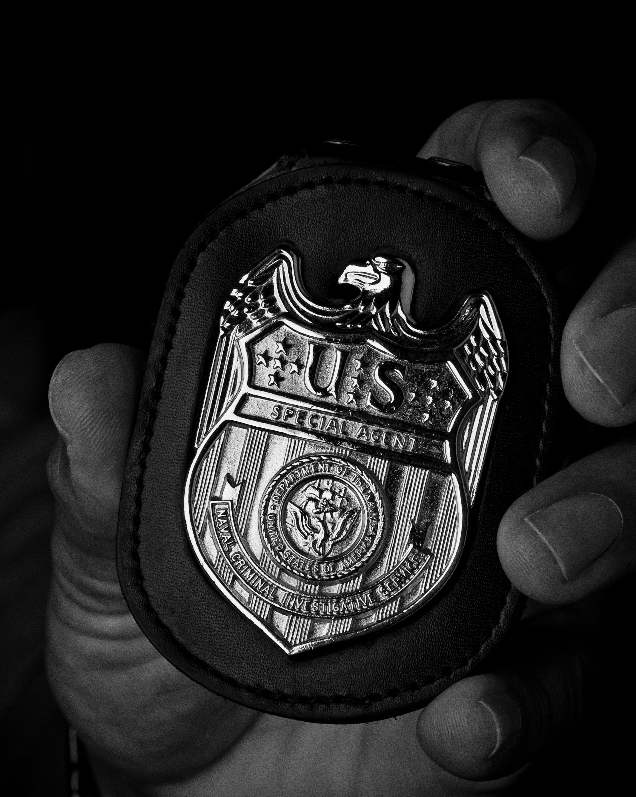grayscale, coin, finance, personal perspective, shoe, agent, left, leisure activity, Macro, black and white, investigative service, holding, Close-Up, finger, Phone HD Wallpaper