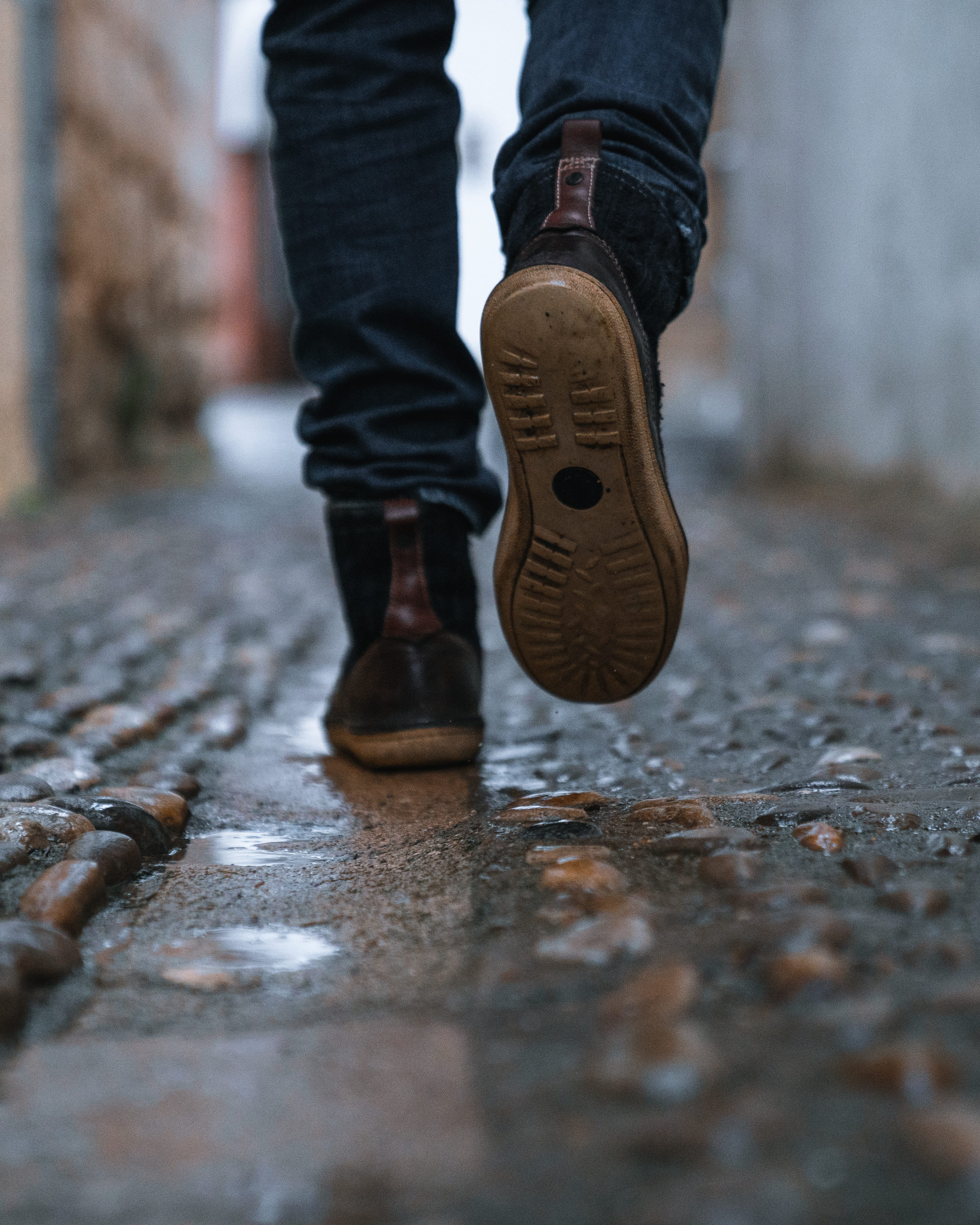 human foot, walking, standing, lifestyles, close, human body part, footpath, person, jeans, surface level, leisure activity, men, human limb, 4K, one person, Phone HD Wallpaper