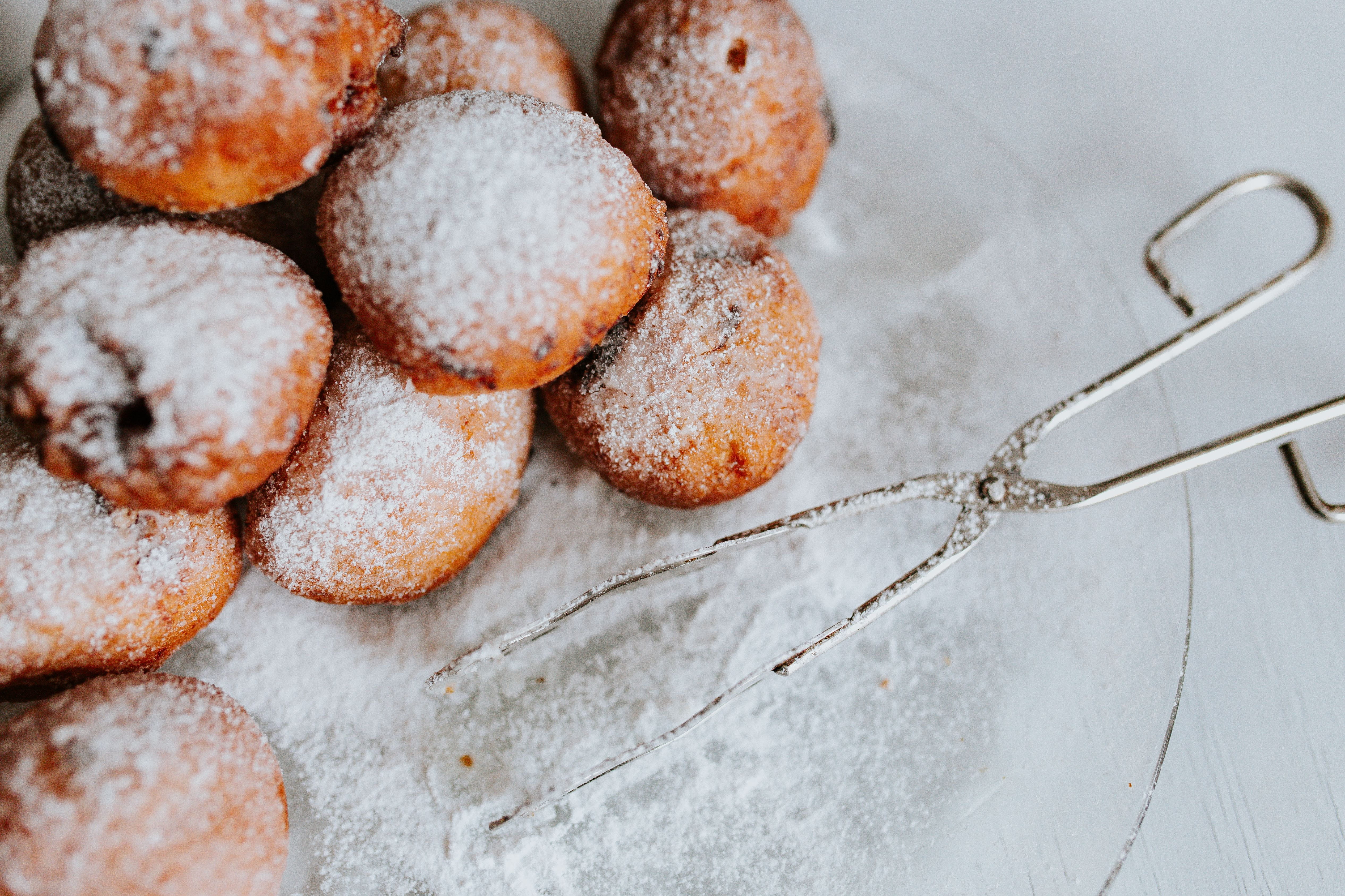 Pączki, gourmet, doughnuts, ready-to-eat, unhealthy eating, p, baked, high angle view, table, sweet, homemade, close-up, delicious, paczki, large group of objects, HD Wallpaper