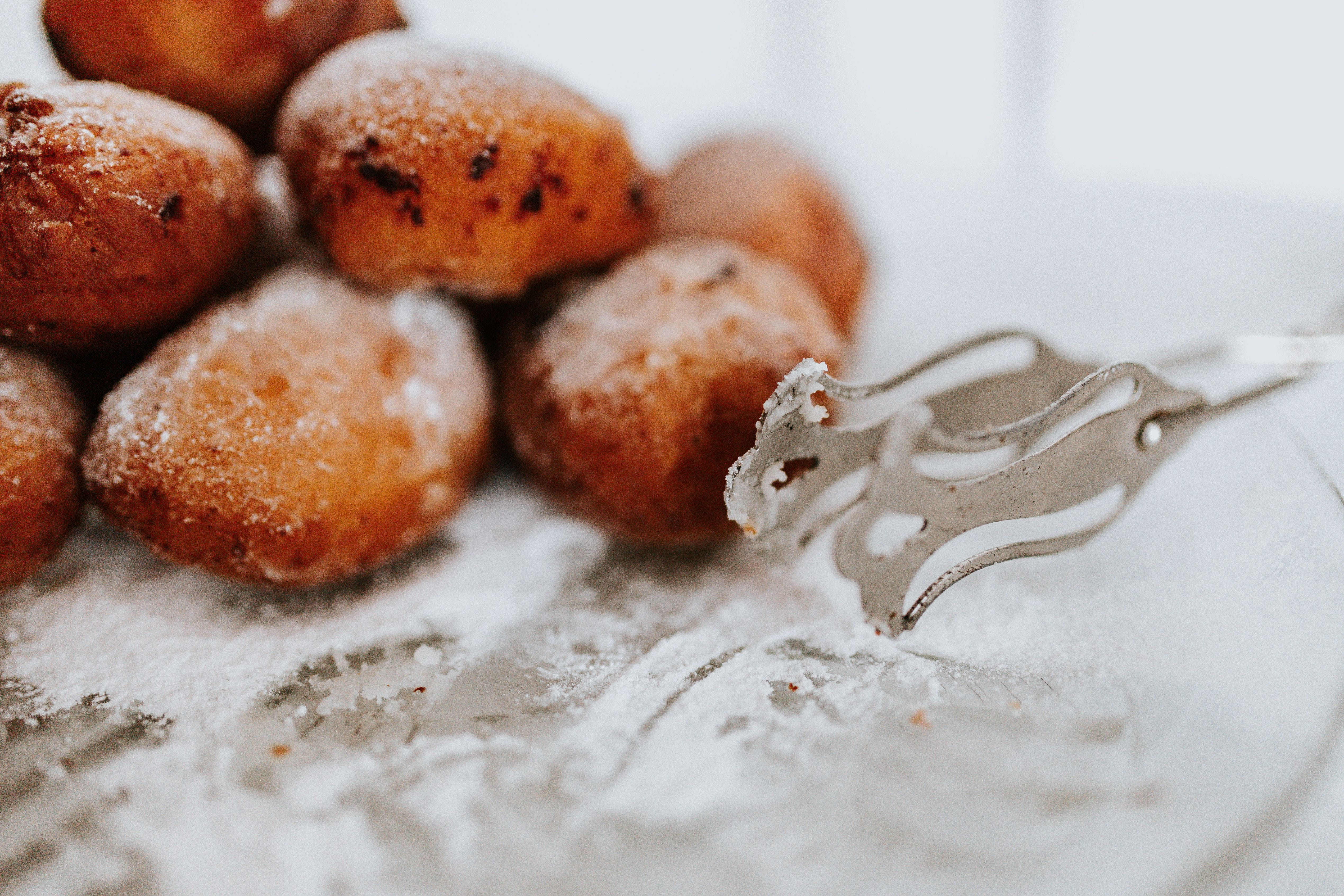 plate, p, baked, indulgence, selective focus, cookie, czki, close-up, temptation, focus on foreground, no People, Traditional, ready-to-eat, Pączki, indoors, HD Wallpaper