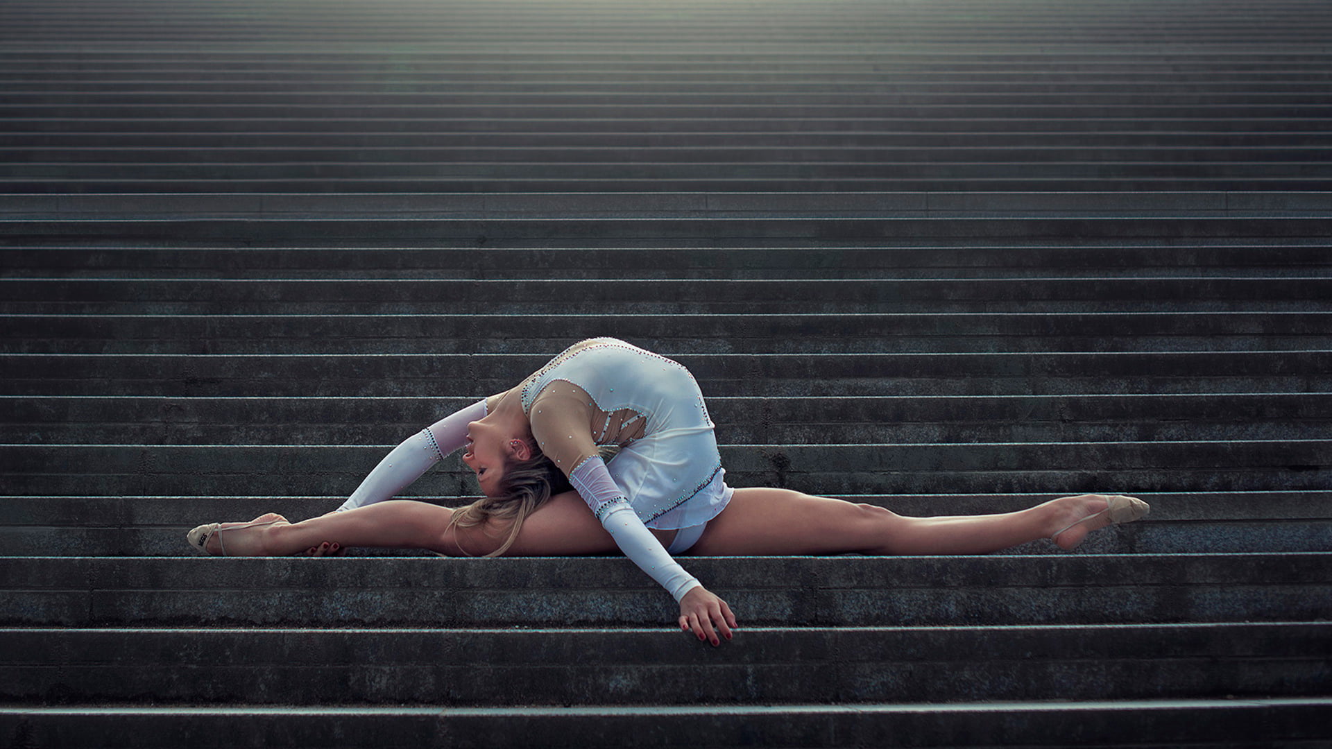 s, acrobat, dress, young Adult, people, girls, young Women, sports Clothing, outdoors, copy Space, sport, day, Océane Charoy, sports Training, balance, HD Wallpaper