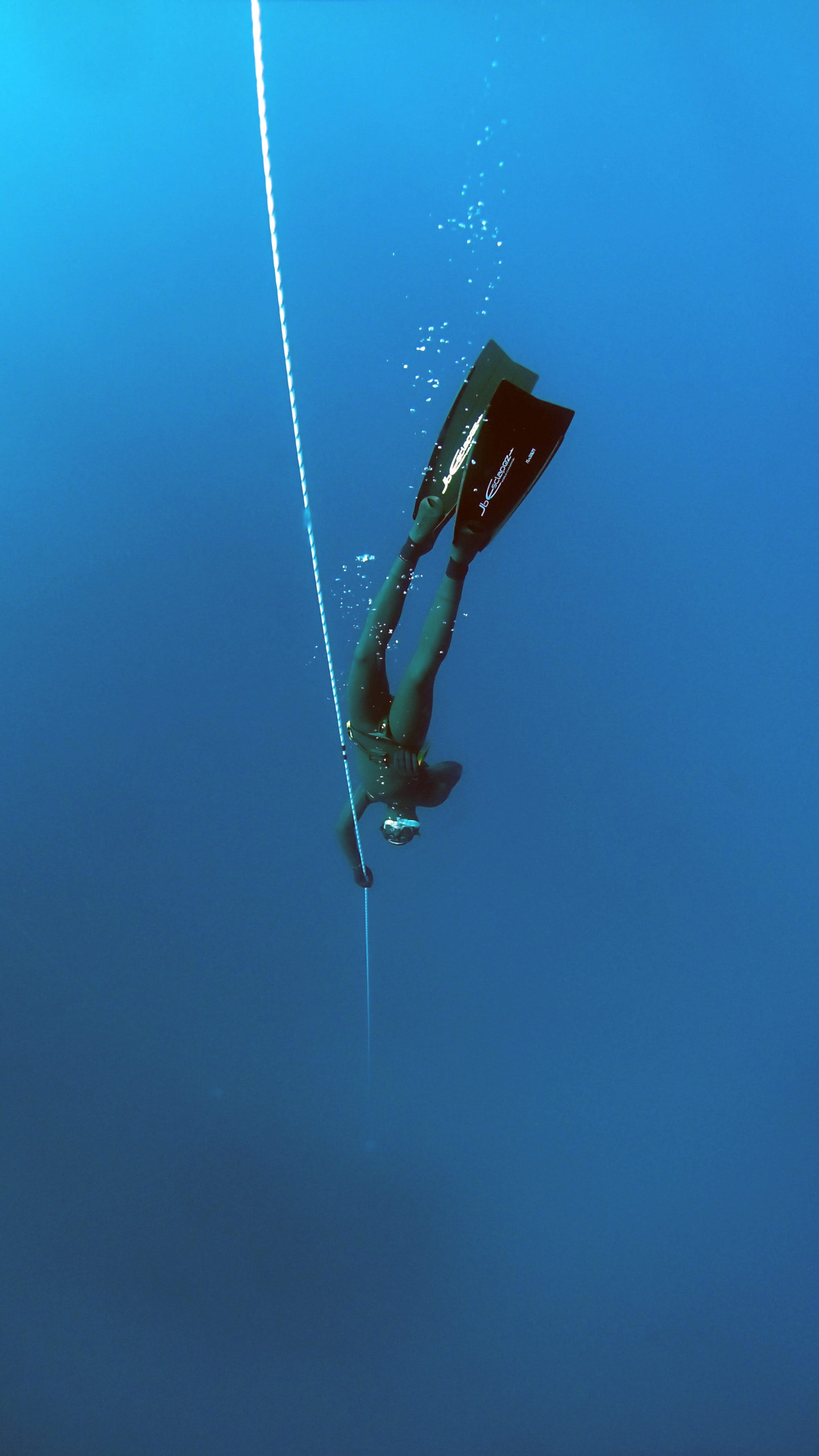 copy space, adventure, diver, breathless, blue, diving, aquatic sport, aqua, depth, extreme, motion, wetsuit, sport, apnea, day, underwater, ocean, man, Phone HD Wallpaper