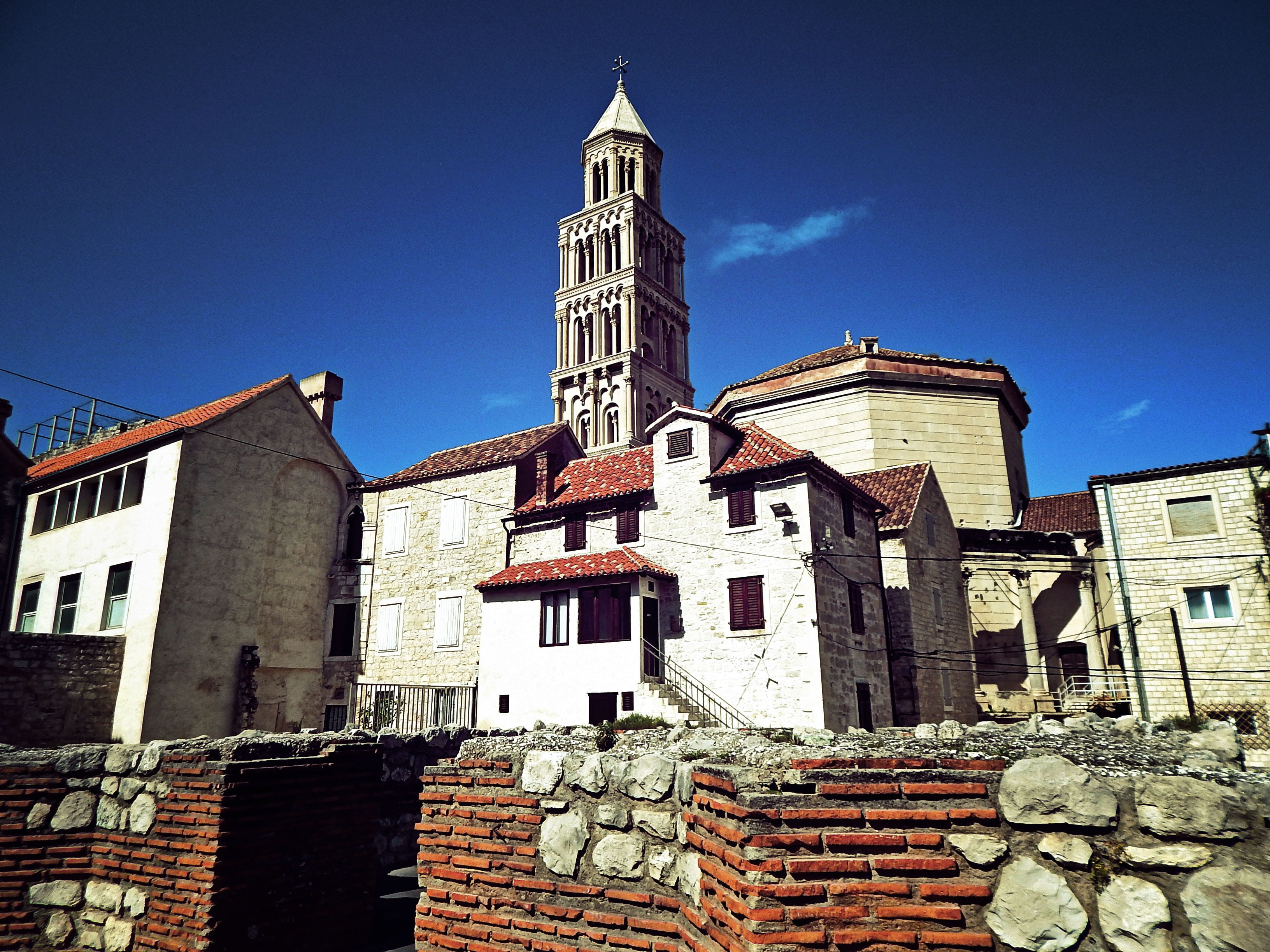 split, tall - high, place of worship, sunlight, church, built structure, tower, sky, 2K, roof tile, building, low angle view, religion, building exterior, HD Wallpaper