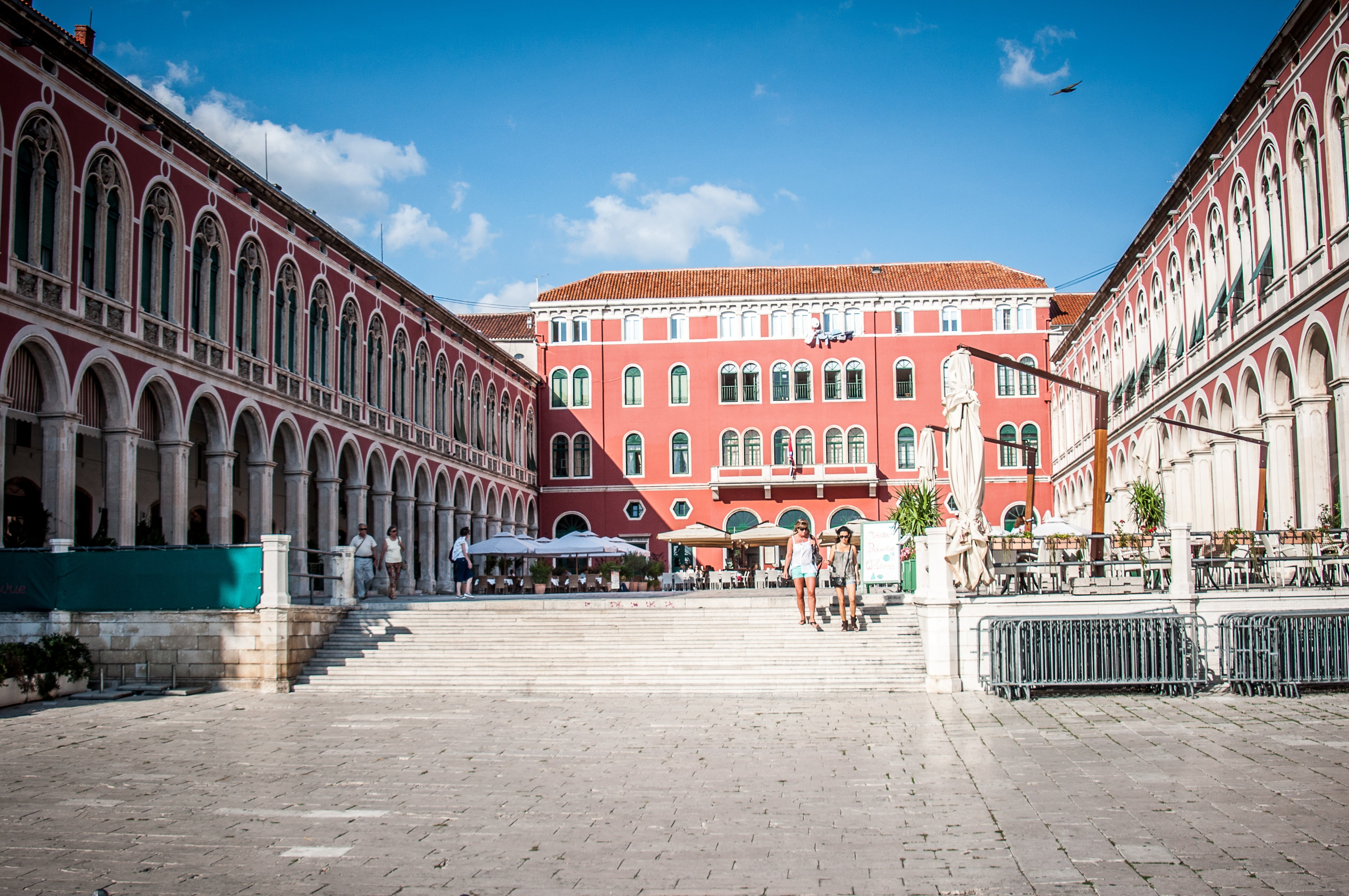 famous Place, sky, tourism, nature, outdoors, built structure, history, day, town center, building, group of people, cloud - sky, women, travel, old, town Square, HD Wallpaper