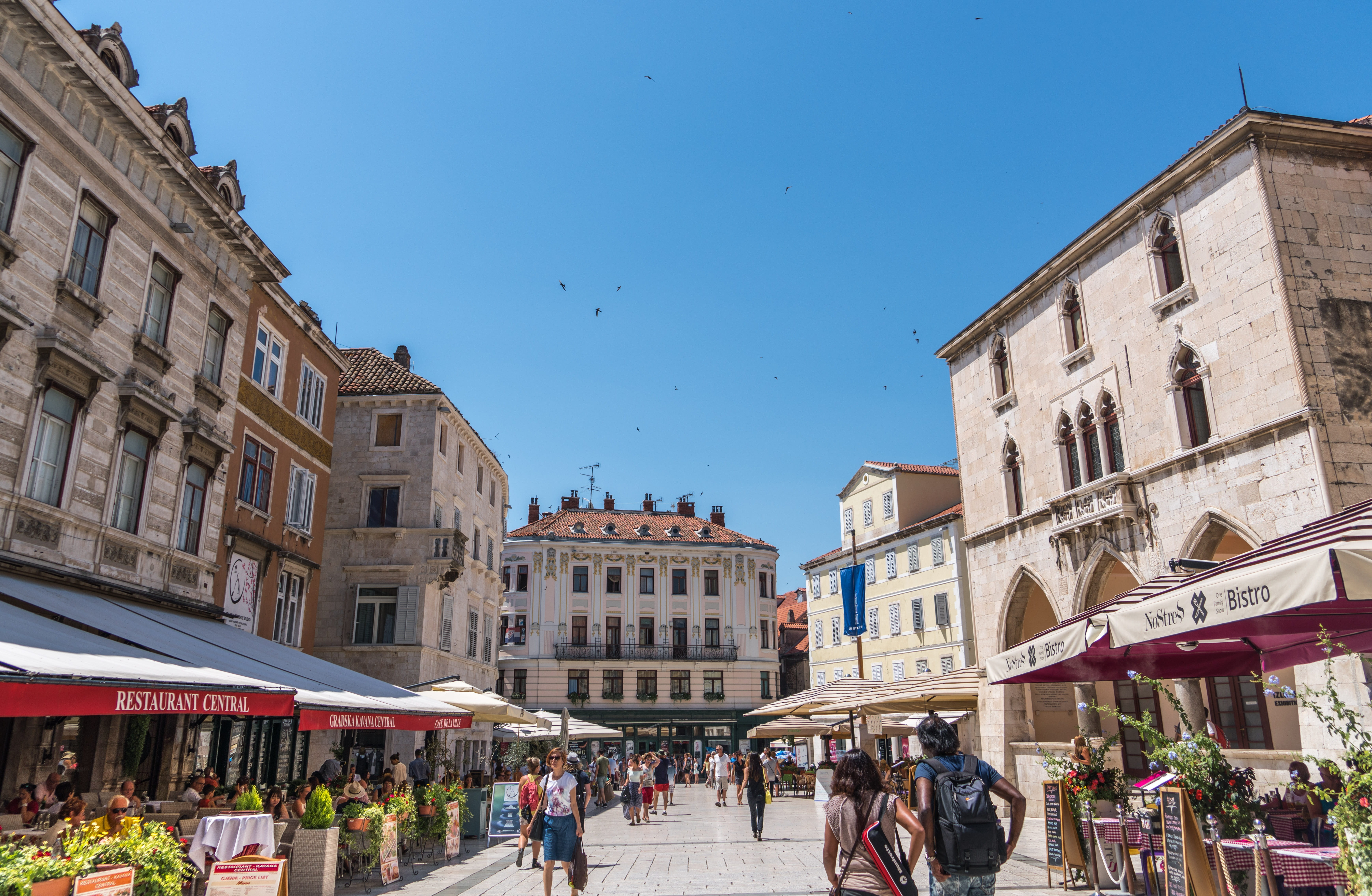 street, old, architecture, people, crowd, blue, city life, historic, nature, adult, building exterior, alley, building, clear sky, outdoors, daytime, tourist, HD Wallpaper