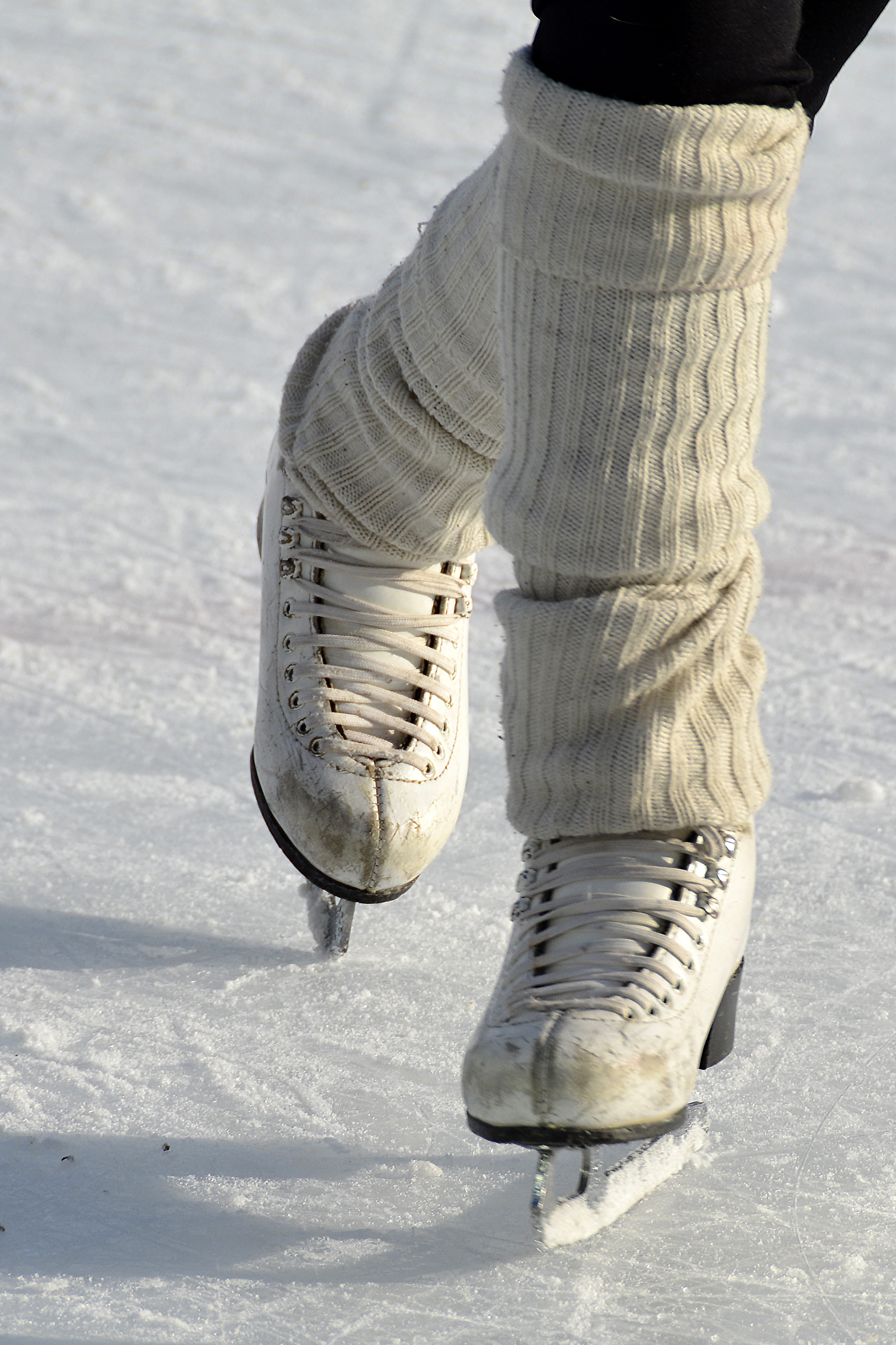 winter sport, artificial ice rink, turn, female, training, baseball - sport, shoe, brake, figure skater, fun, shoes, eisfeld, white color, 5K, figure skating, Phone HD Wallpaper