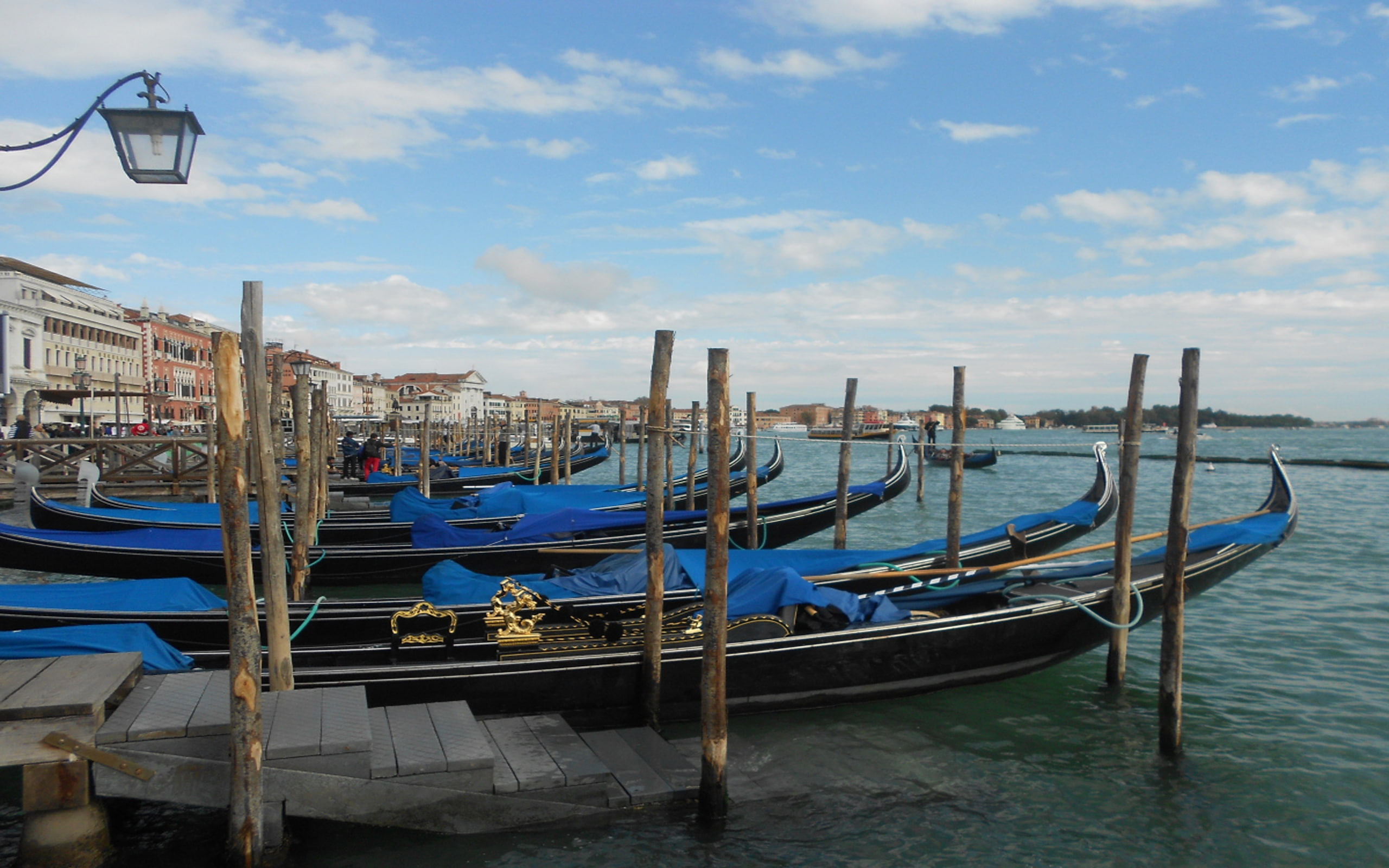 boats, sea, gondola, 2K, italy, port, venice, beautiful, hd, HD Wallpaper