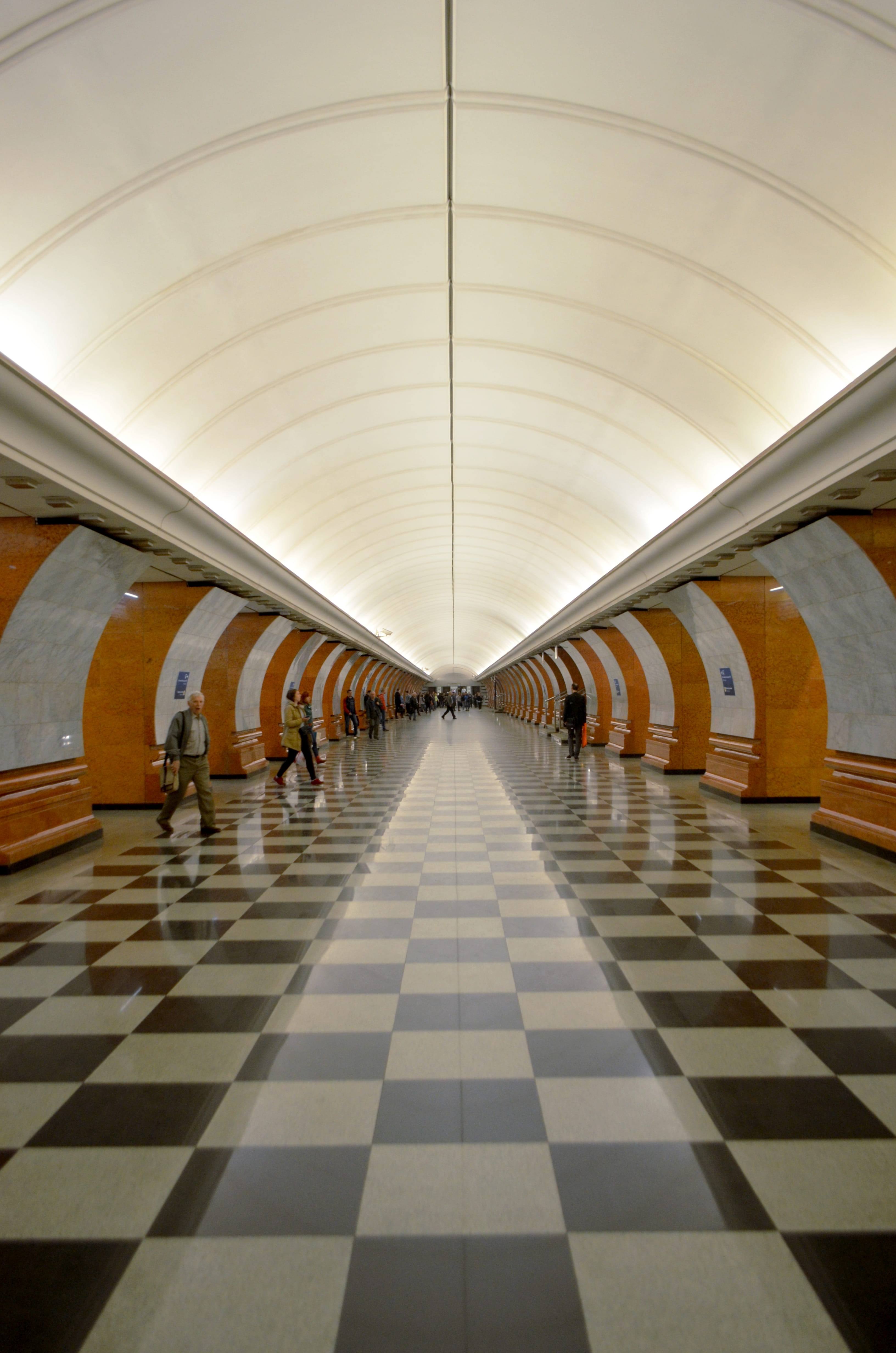 trains, built structure, pattern, checked pattern, illuminated, indoors, incidental people, tile, arcade, metro, rusia, direction, subway, ceiling, arch, Phone HD Wallpaper
