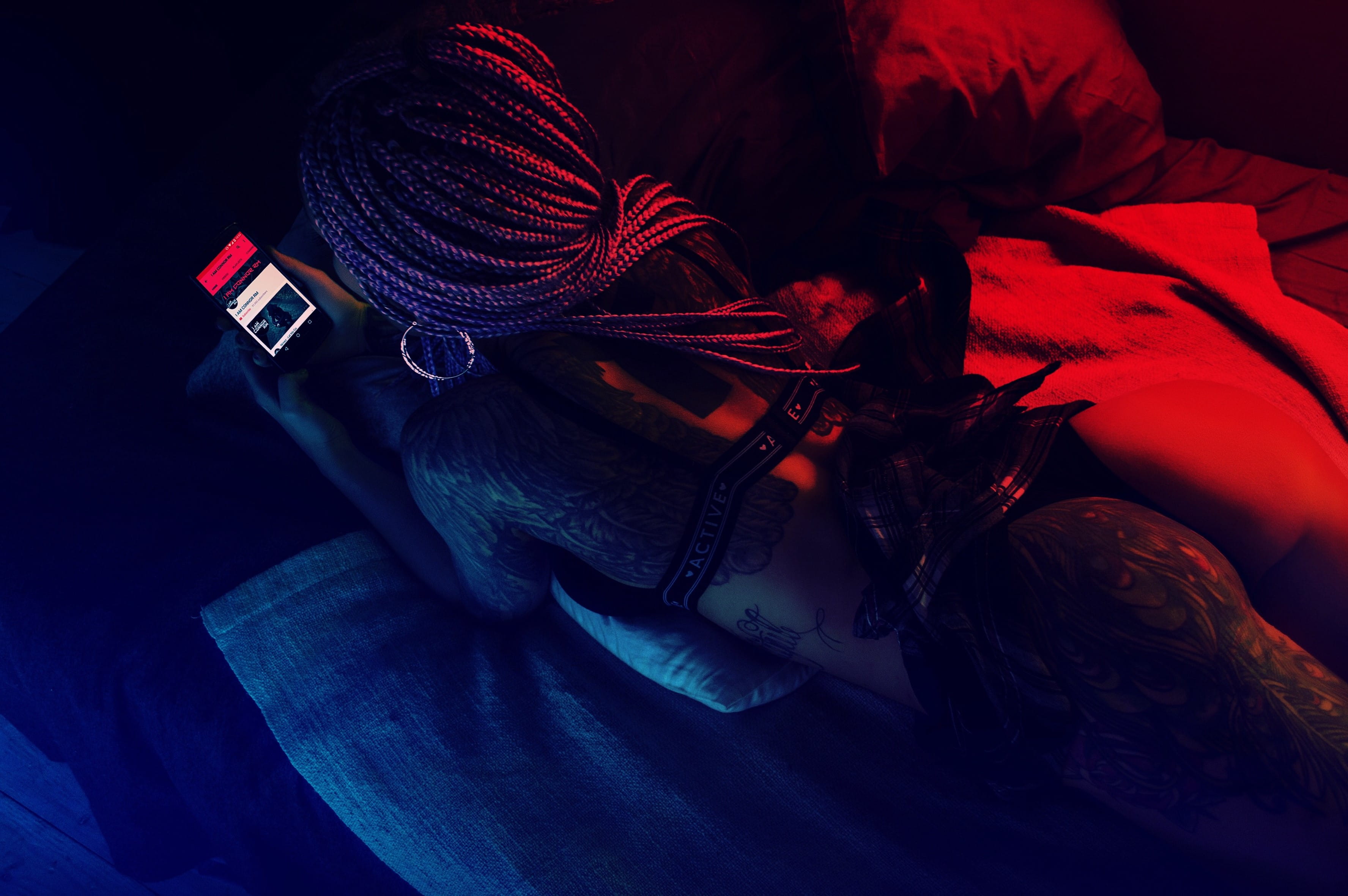 hairstyle, leisure activity, holding, technology, people, in bed, testing, indoors, african american, red, women, young women, lifestyles, 2K, light, real people, HD Wallpaper