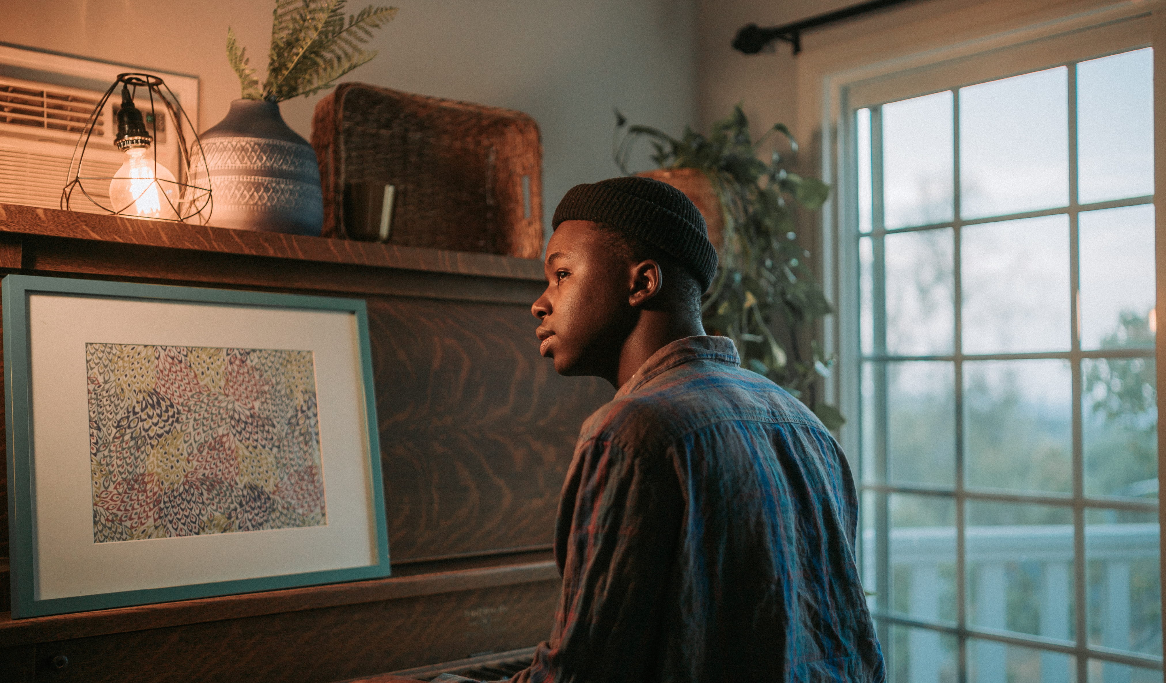 window, 4K, contemplation, casual clothing, split tones, lights, united states, duotones, artistic, artist, home interior, young adult, hair, black hair, HD Wallpaper