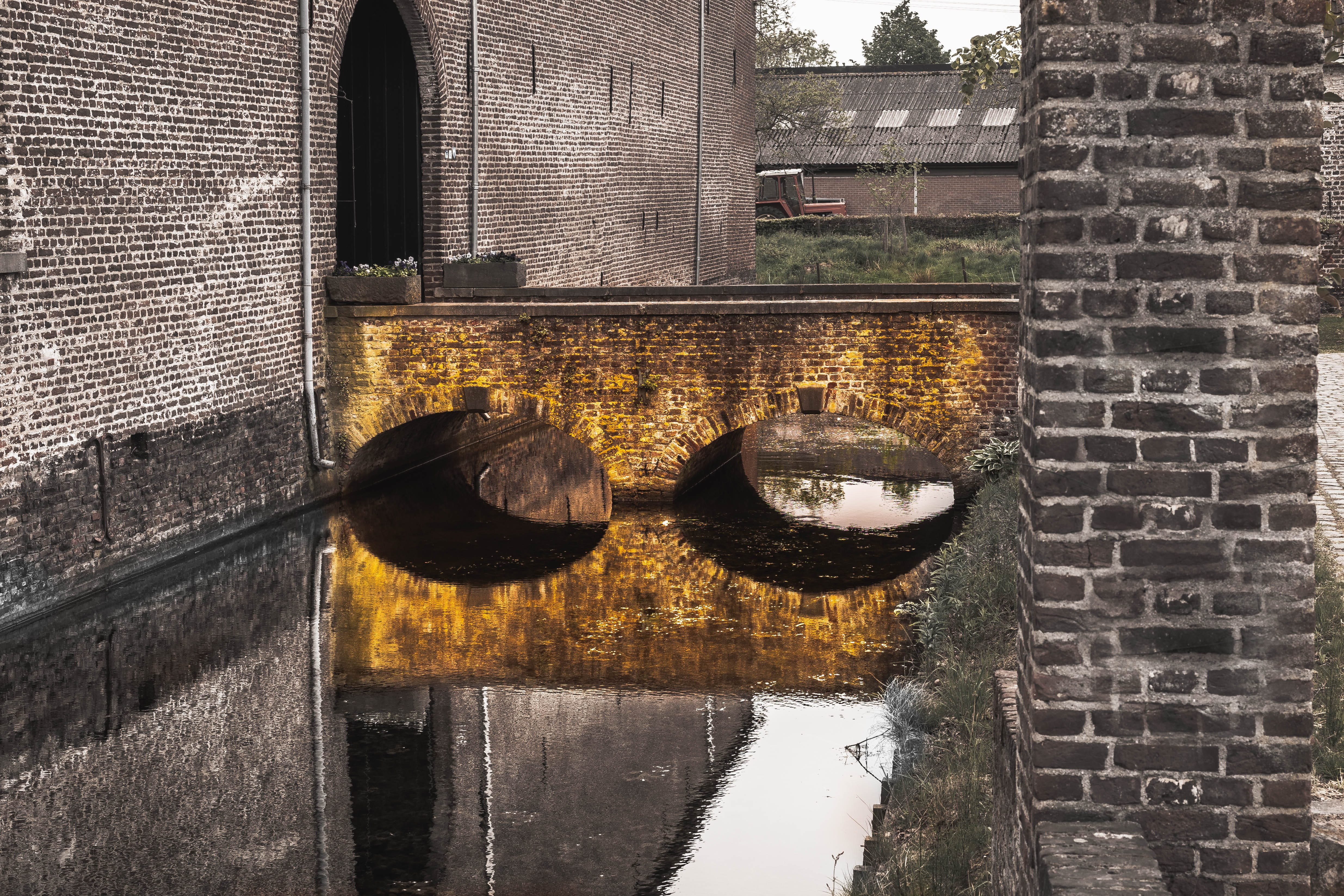 architecture, 4K, hof, mirror image, day, building exterior, arch bridge, brick wall, reflection, gut, boukoul, building, outdoors, no people, connection, HD Wallpaper