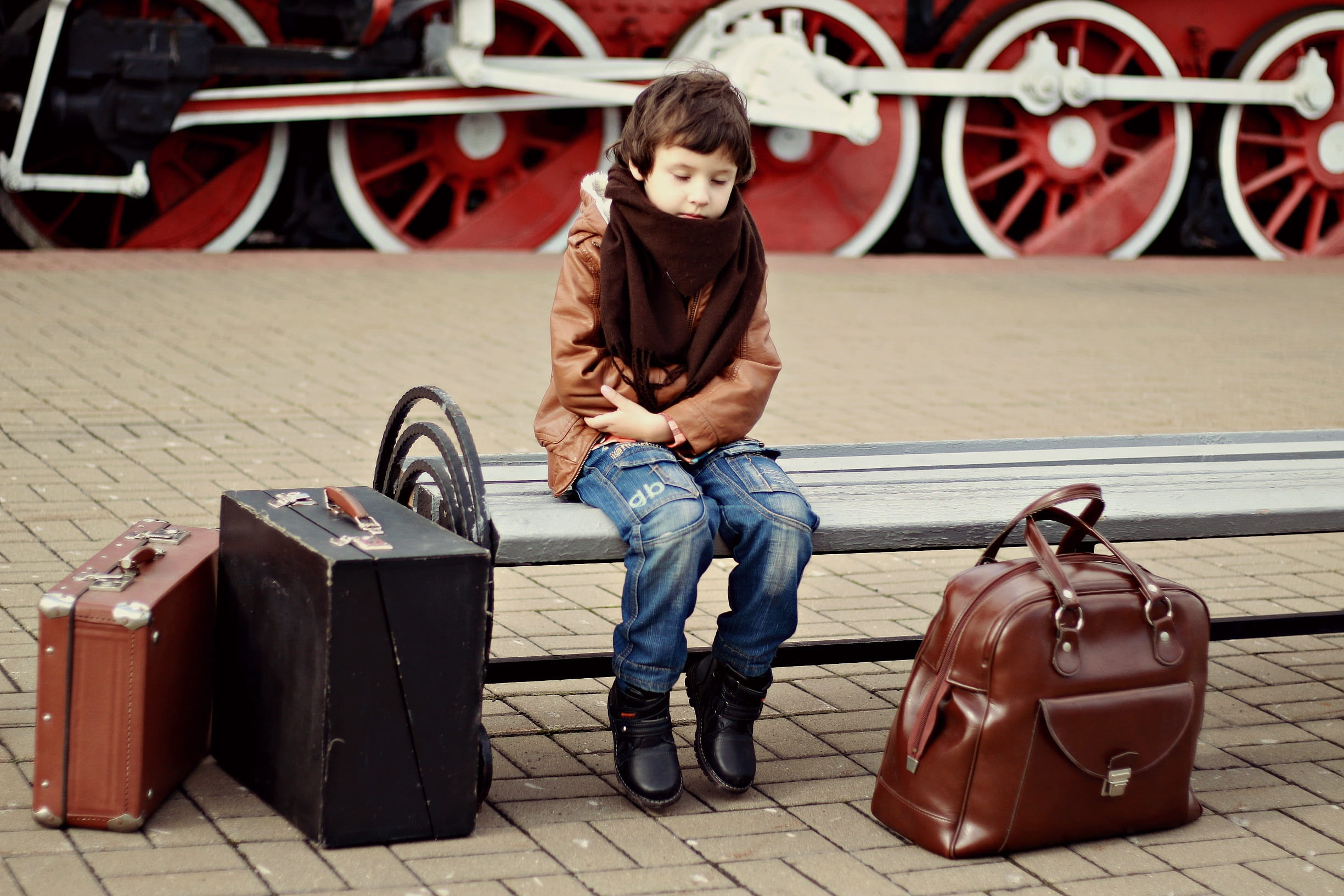 russia, bench, train, full length, suitcases, 1080P, mode of transportation, railway, real people, iron, locomotive, blue, leisure activity, transportation, HD Wallpaper