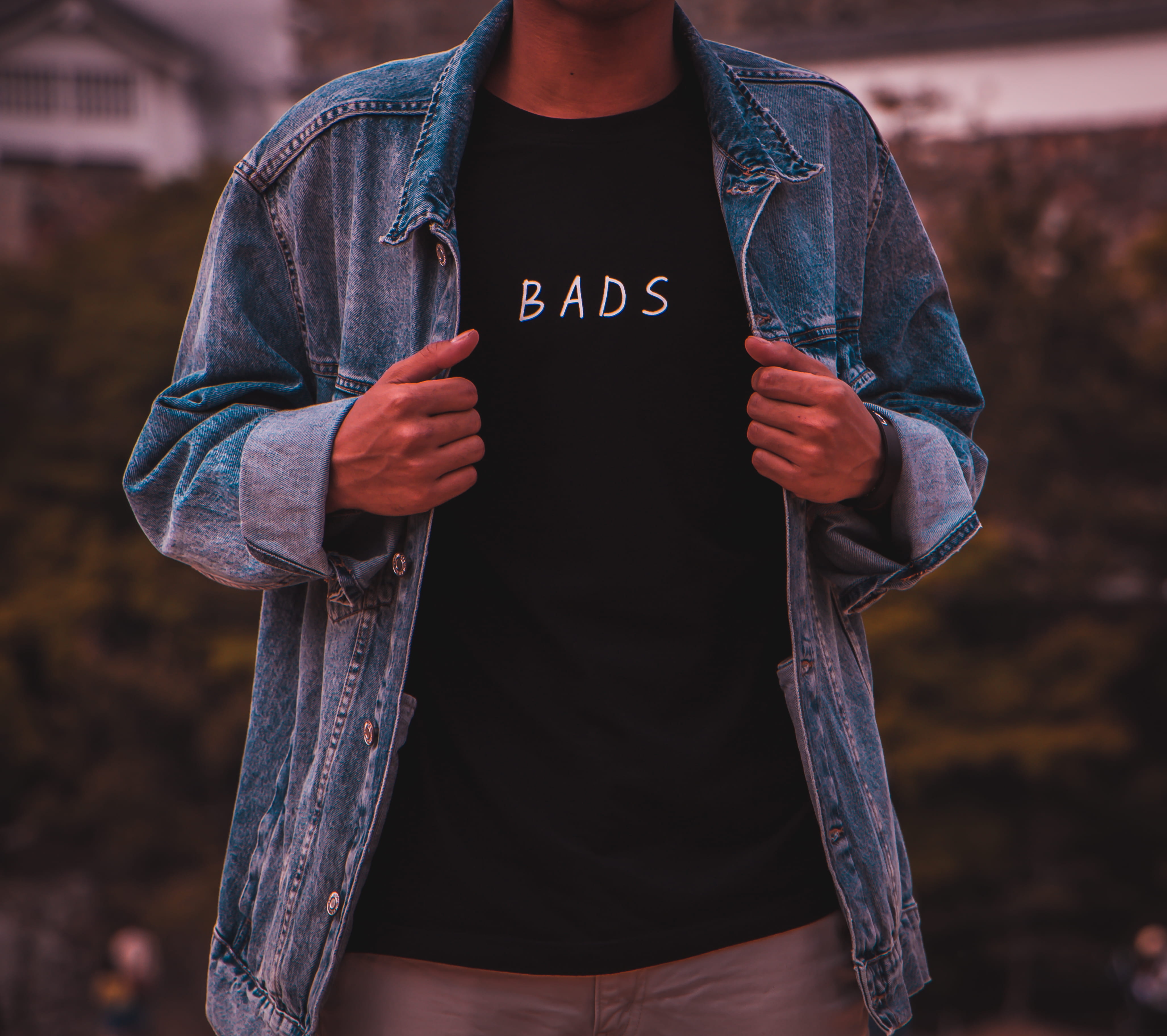 communication, text, man, day, bads, jacket, focus on foreground, jeans, adult, midsection, leisure activity, close-up, wear, boy, fashion, neck, wearing, HD Wallpaper