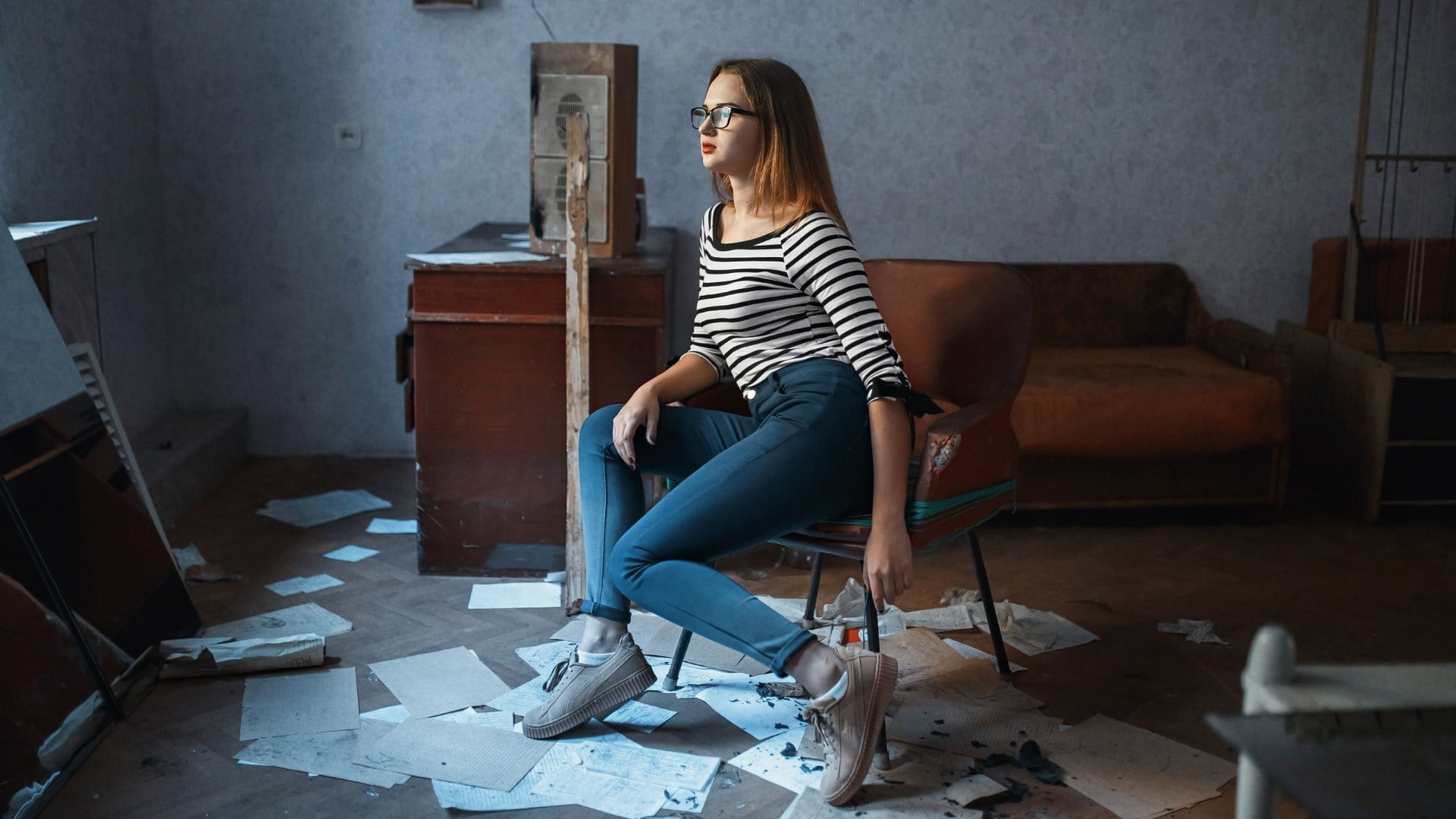 jeans, hairstyle, flooring, full length, woman, home interior, young women, women, furniture, real people, 1080P, messy, chair, shirt, living room, one person, HD Wallpaper