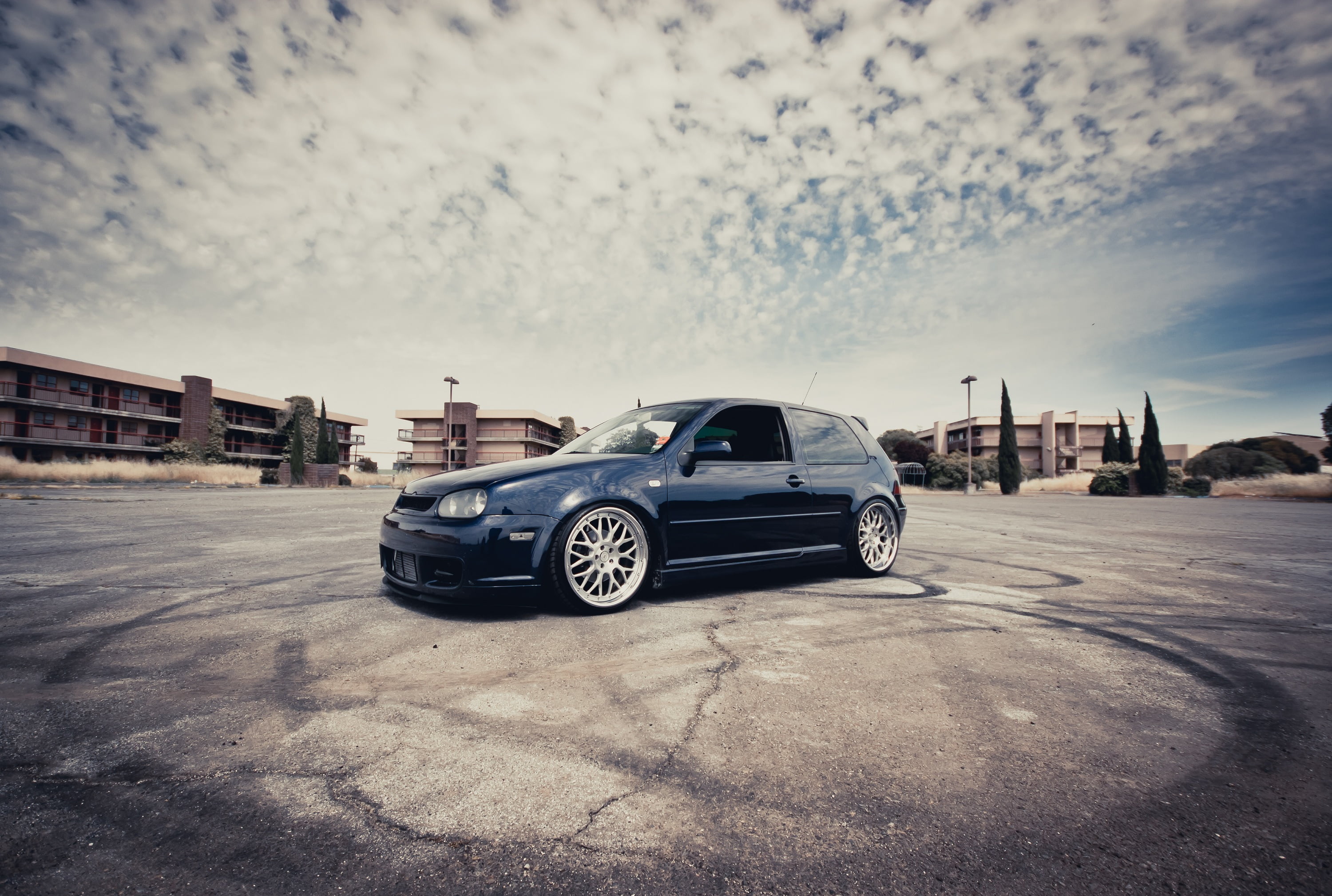 cloud - sky, sunlight, car, city, uSA, stationary, bumper, bMW, urban Scene, sky, hatchback, no People, toronto, modern, nature, parking Lot, built structure, HD Wallpaper