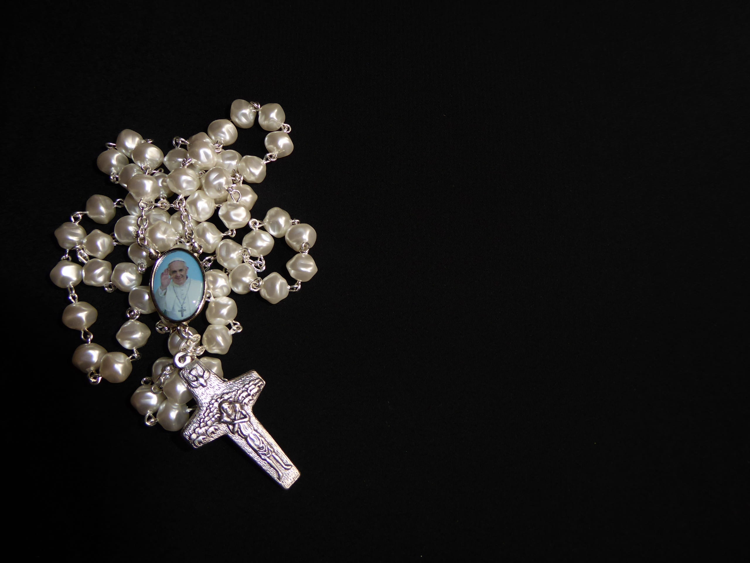 close-up, diamond - gemstone, ornate, necklace, glamour, indoors, fashion, crystal, faith, pope, rosary, wealth, cut out, beads, religion, luxury, personal accessory, HD Wallpaper