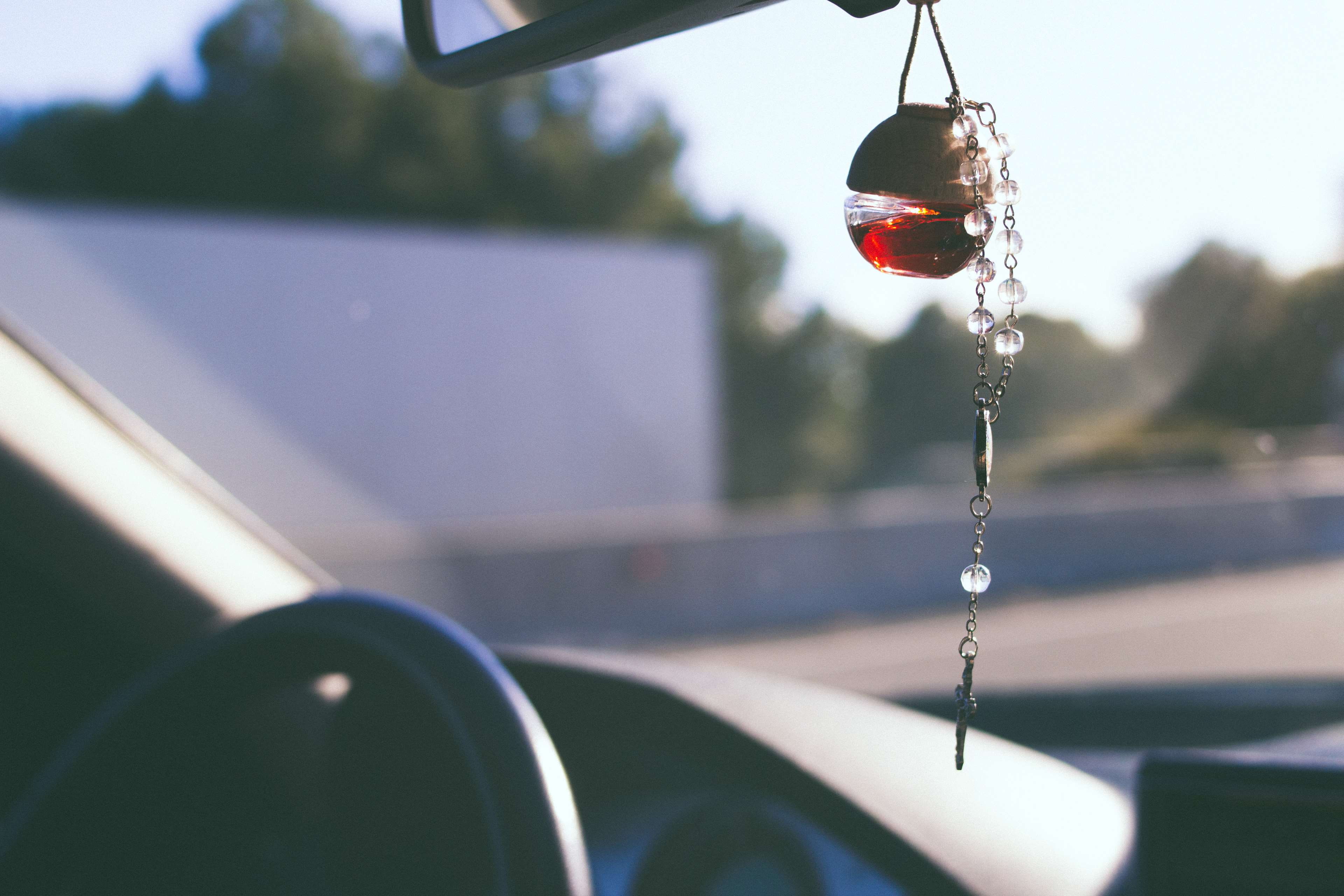 focus on foreground, rosary beads, drop, mode of transportation, relaxing, nature, transportation, outdoors, transparent, oil, steering wheel, sunlight, HD Wallpaper