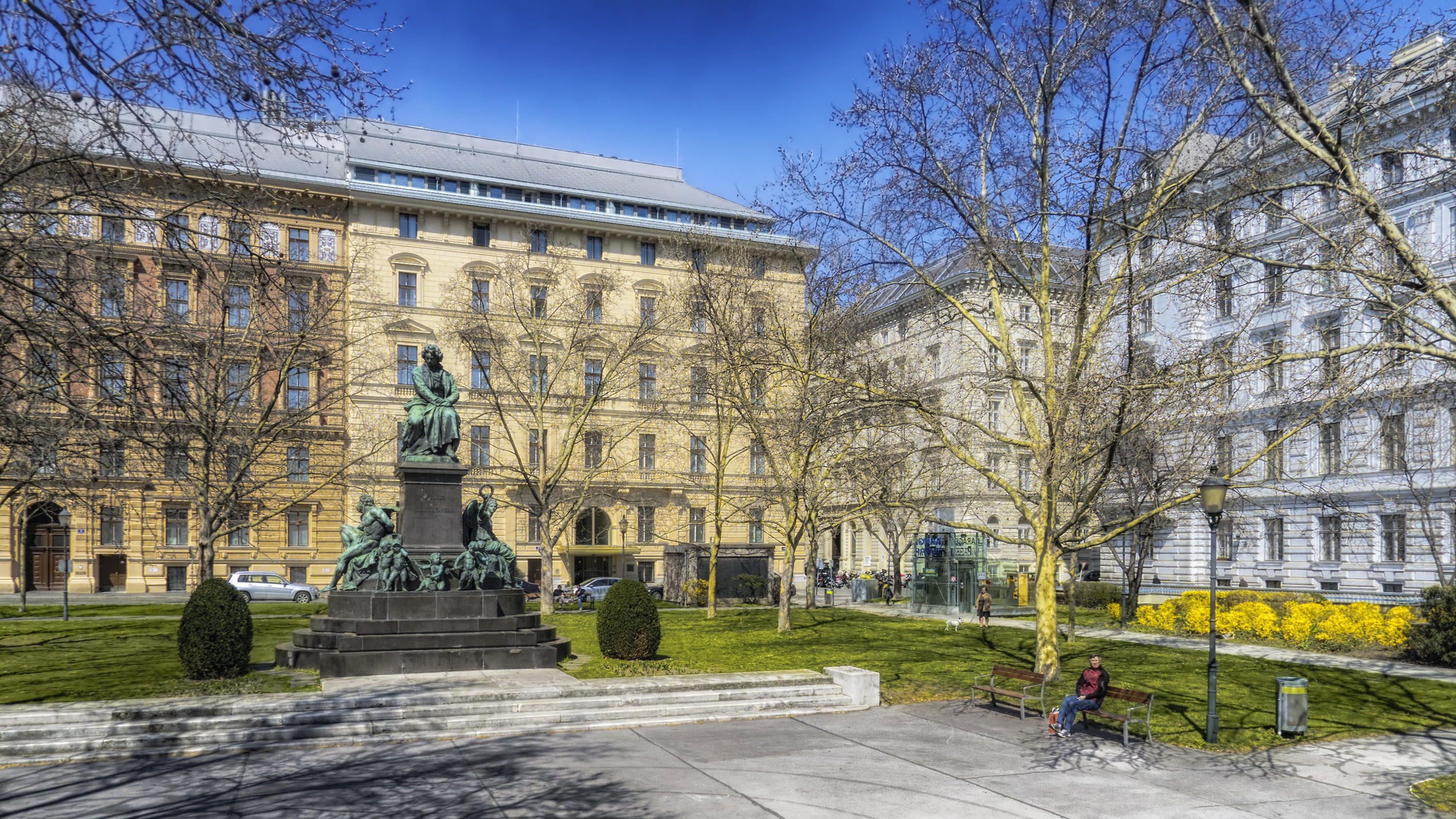 history, incidental people, architectural column, city, building exterior, outdoors, beethoven plaza, 2K, plant, hdr, architecture, bare tree, sculpture, HD Wallpaper