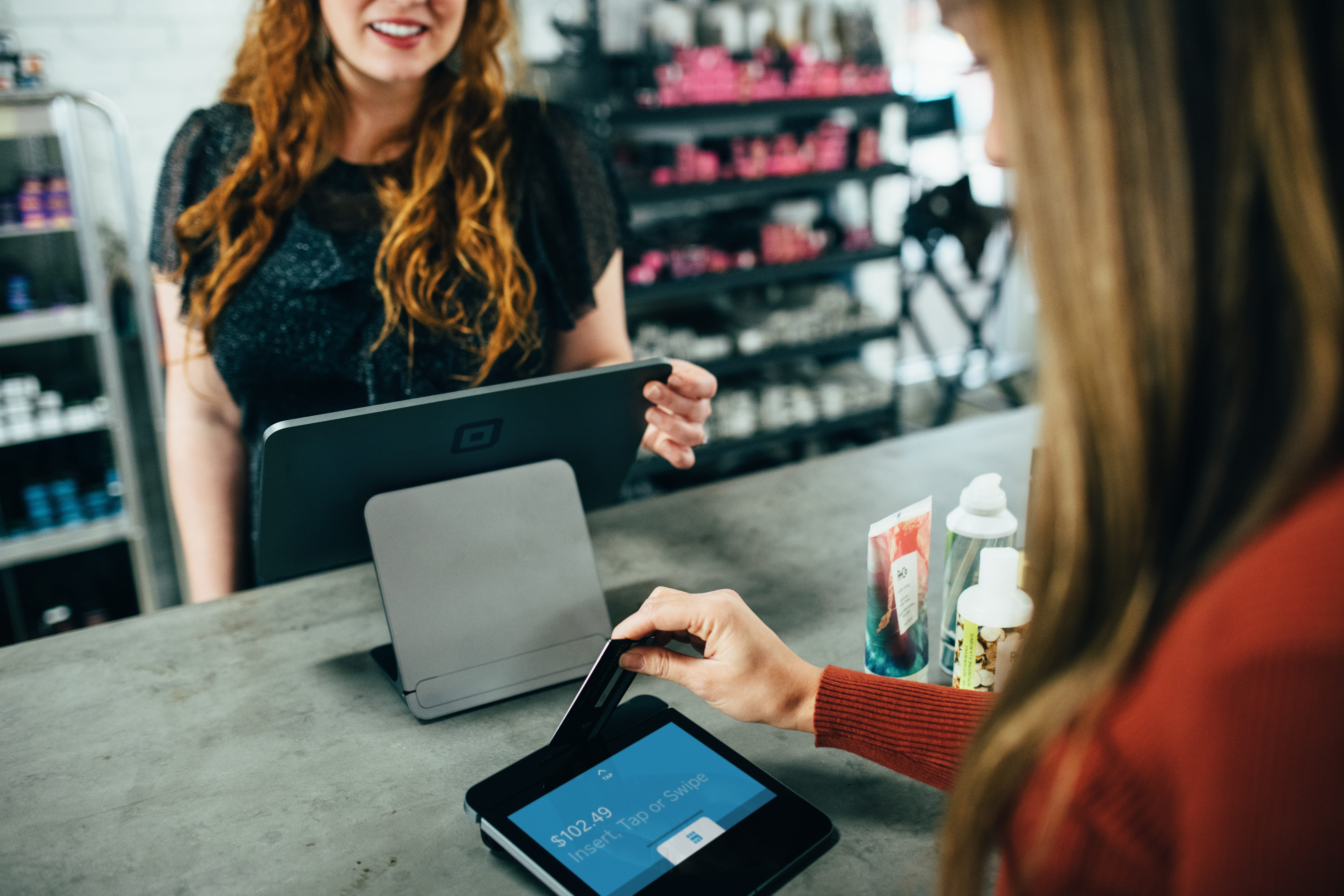 shop, buying, pay, square, credit card, 8K, tap, occupation, computer, electronics, chip reader, communication, customer, retail, sale, smiling, phone, HD Wallpaper