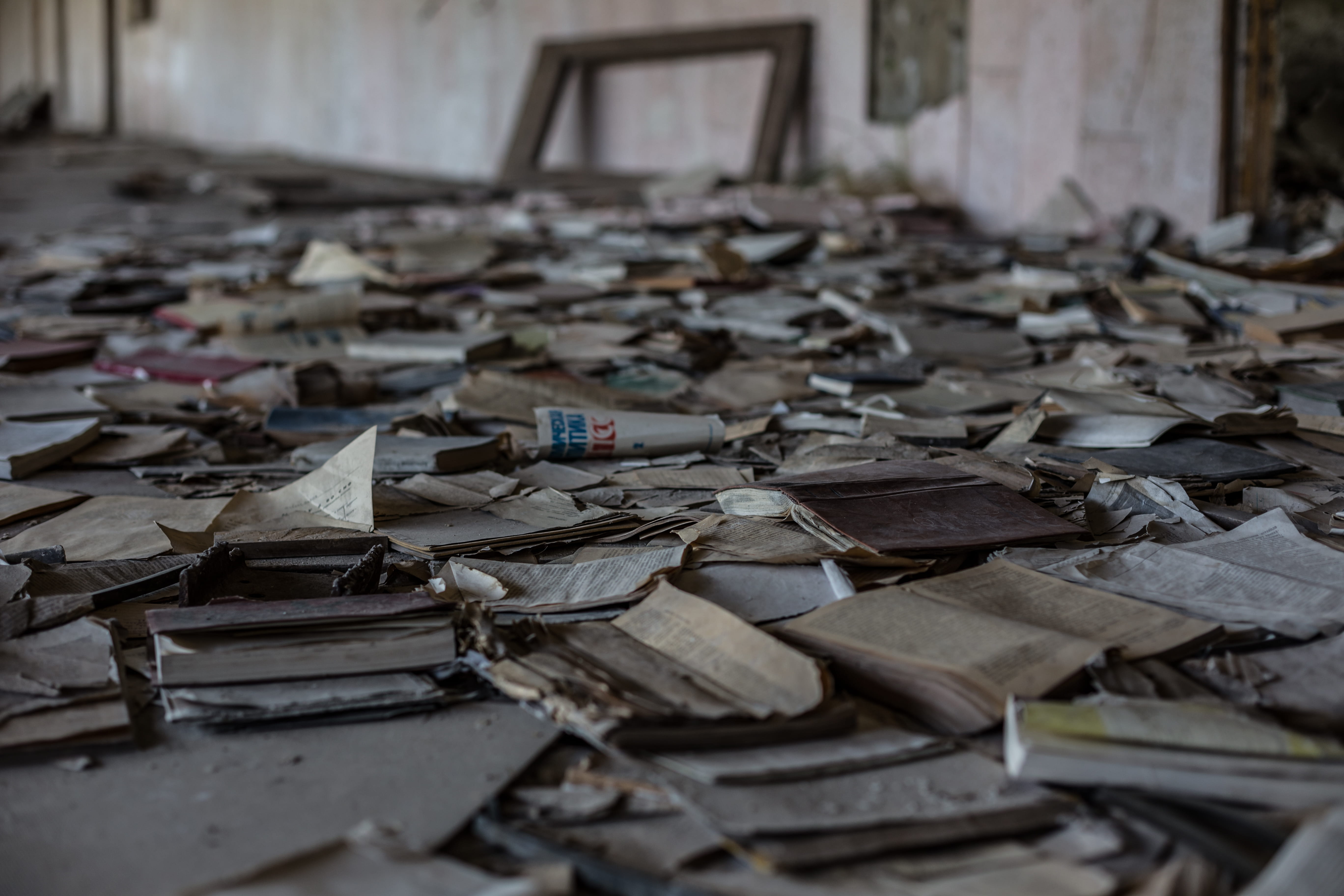 abandoned building, run-down, floor, garbage, decline, destruction, ruined, dirty, close-up, litter, abandoned, bad condition, lot, chaos, indoors, old, HD Wallpaper