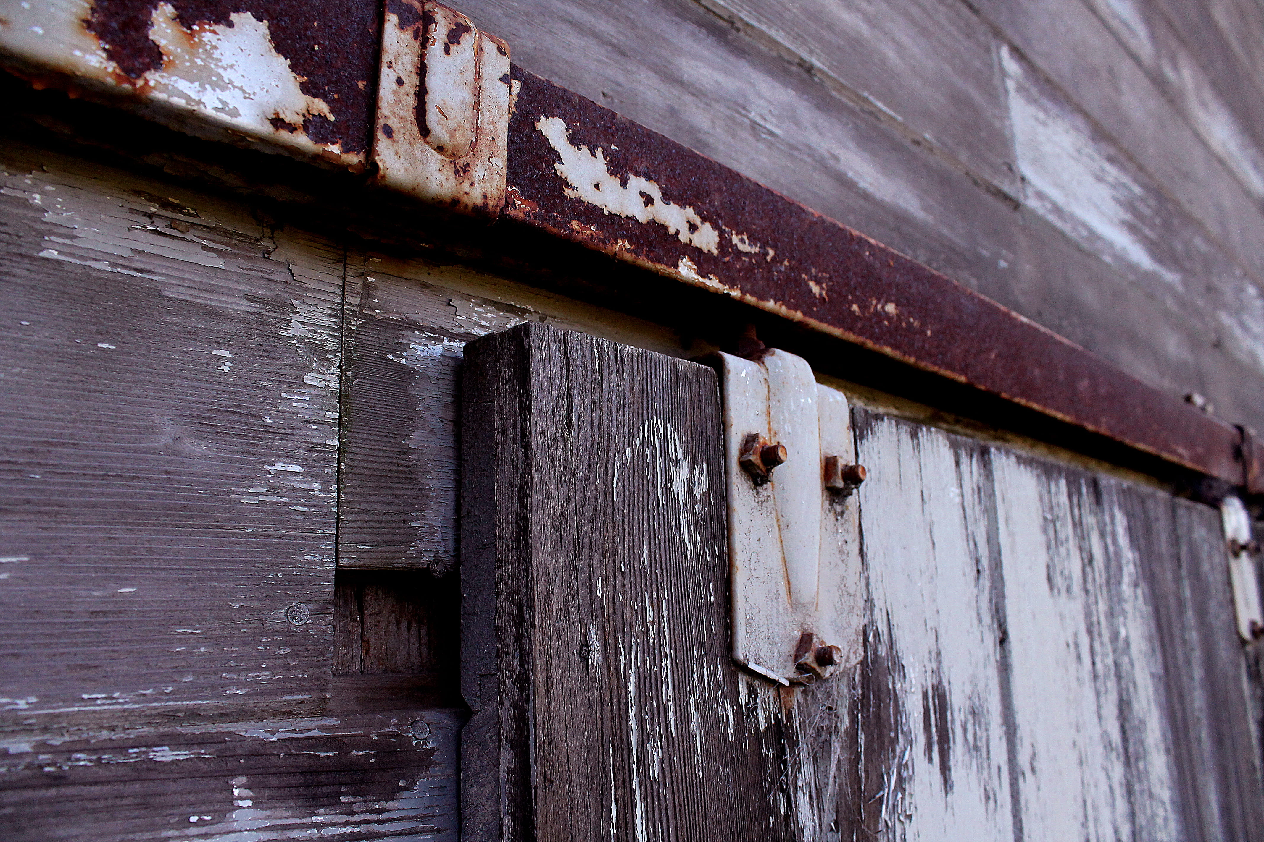 textured, decline, barn, wood, door, old, weathered, nuts, aging, oldfashioned, rusty, decor, no people, day, rusted, outdoors, bolts, deterioration, low angle view, HD Wallpaper