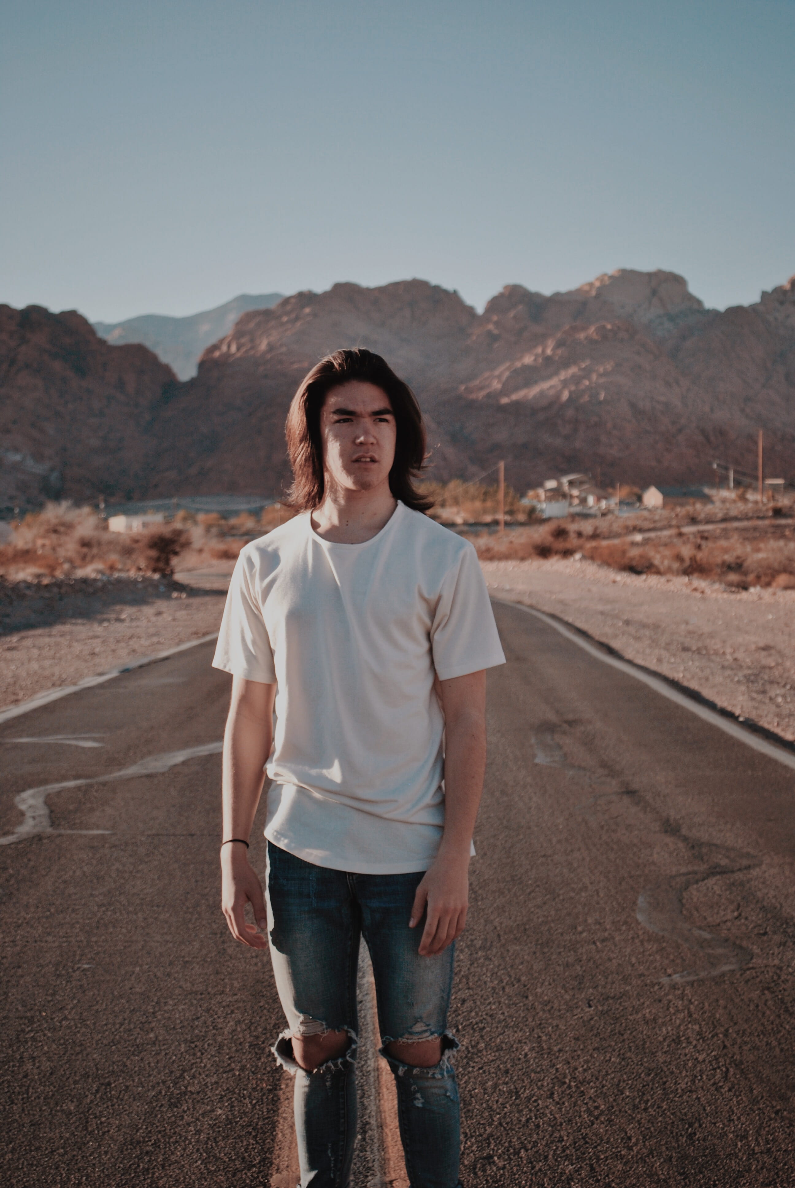 smiling, tarmac, one person, jeans, mountain range, lifestyles, home decor, transportation, shoe, dirt road, wearing, t-shirt, standing, real people, shirt, Phone HD Wallpaper