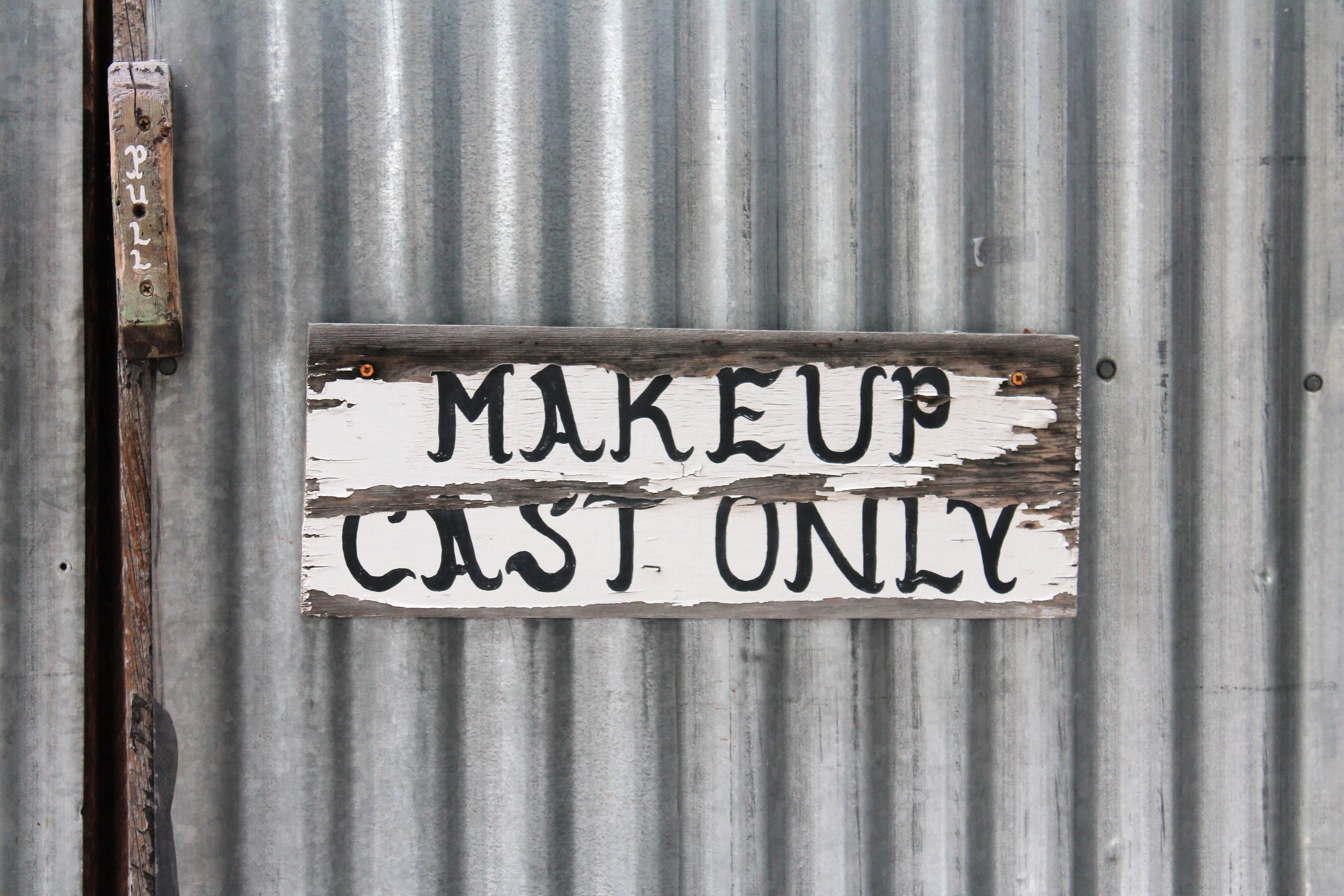 dressing room, no people, outdoors, capital letter, entrance, information sign, door, casting, backstage, makeup theater, cosmetics, cast, rusty, characters, HD Wallpaper